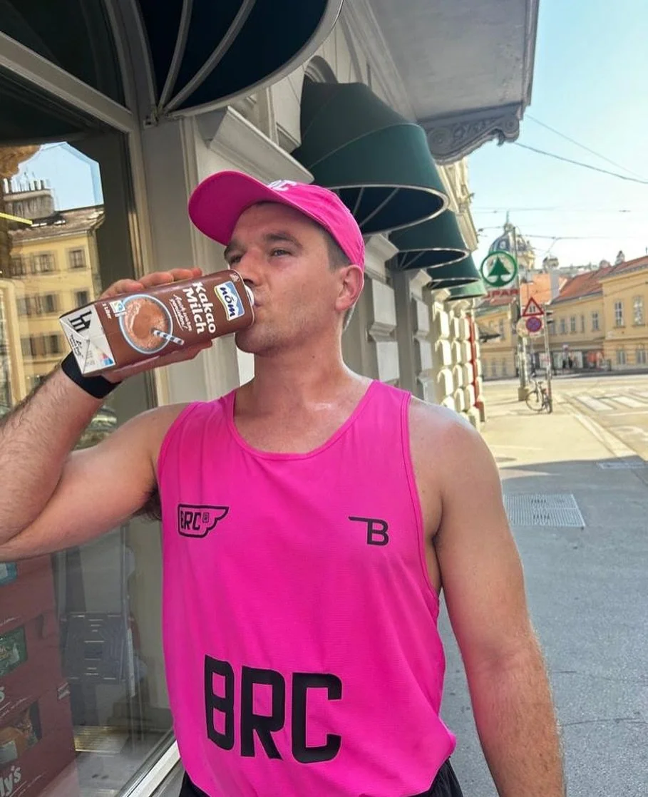 Iconic moment captured by @kaybilbrough and @journey.warrior 👇🏼

Hill repeats session ✅ 
Recovery choccy milk ✅
Signature K&amp;M look ✅

So I&rsquo;ll leave this here in hopes that this duo motivates you like they motivate me !! 

Happy weekend tr