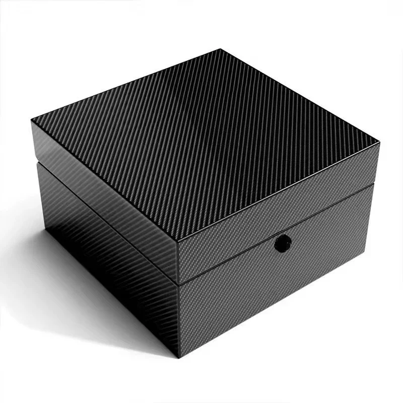 Scatola nera in fibra di carbonio con coperchio liscio e pulsante sulla facciata frontale