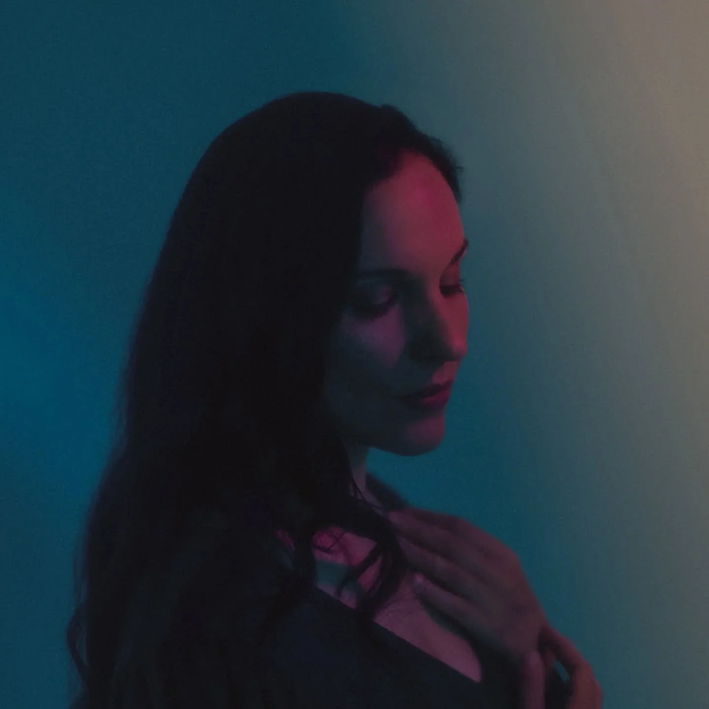 @simintander - german-afghan vocalist

#hairandmakeup @guerdy.c_hairandmakeup 

#artist #vocalist #artistportrait #artistphotography