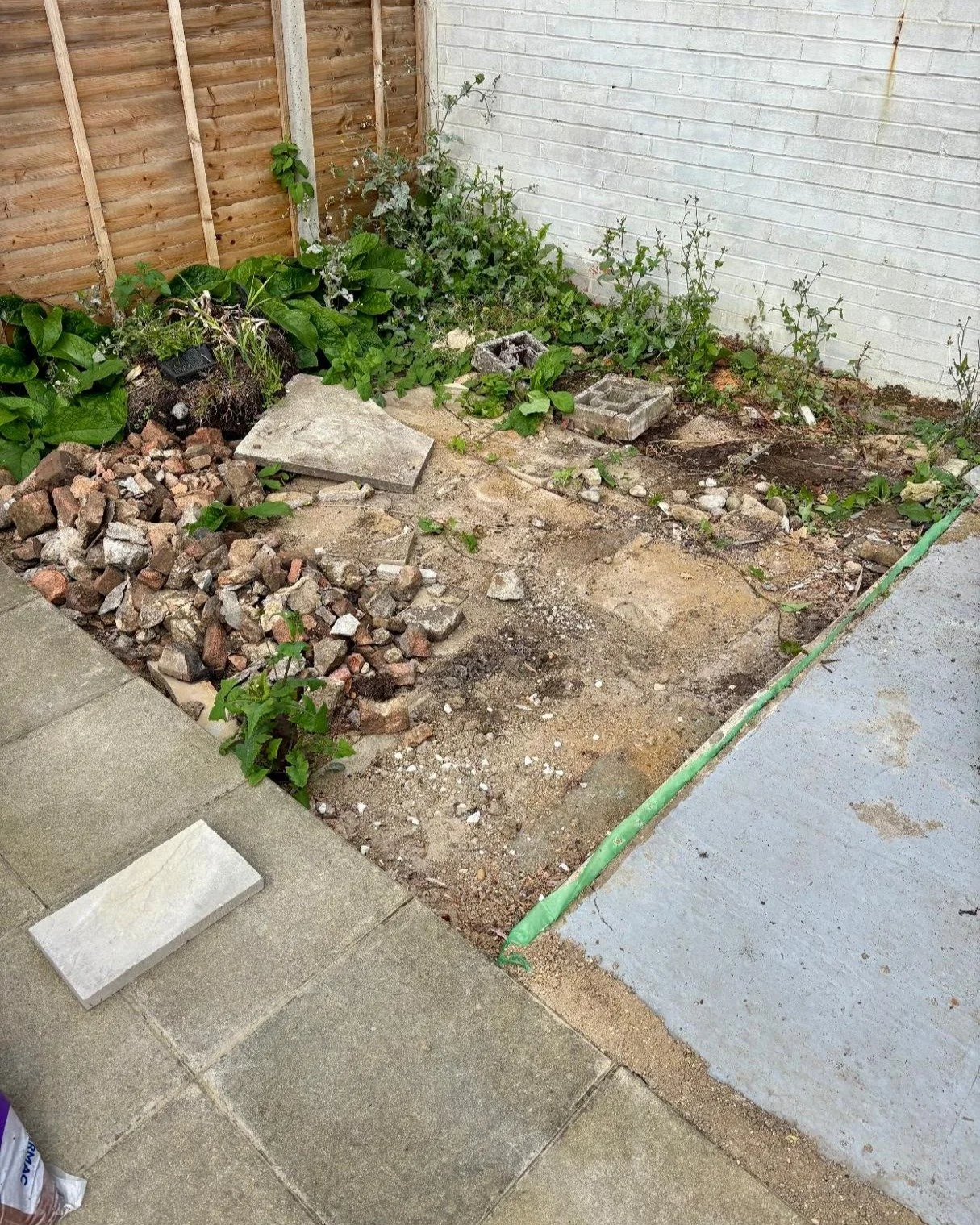 There was so much prep work involved in this average garden project. But it is never a problem when you have a good working team.
The posts are now installed ready for the next stage.... building a bespoke pergola.
#samsonprojectsuk #gardenrenovatio