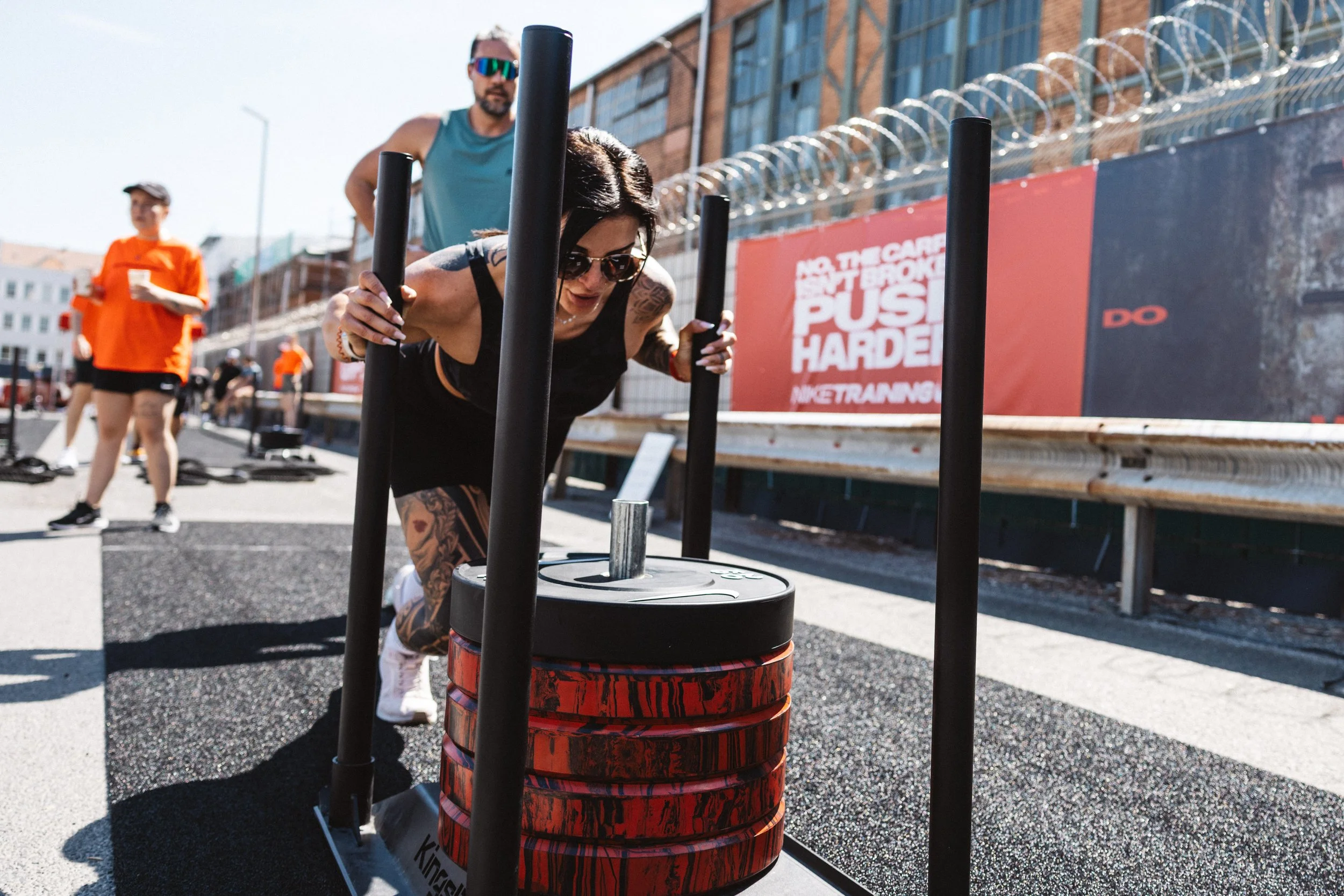 Sled Push beim HYROX Training mit Think Outside Berlin