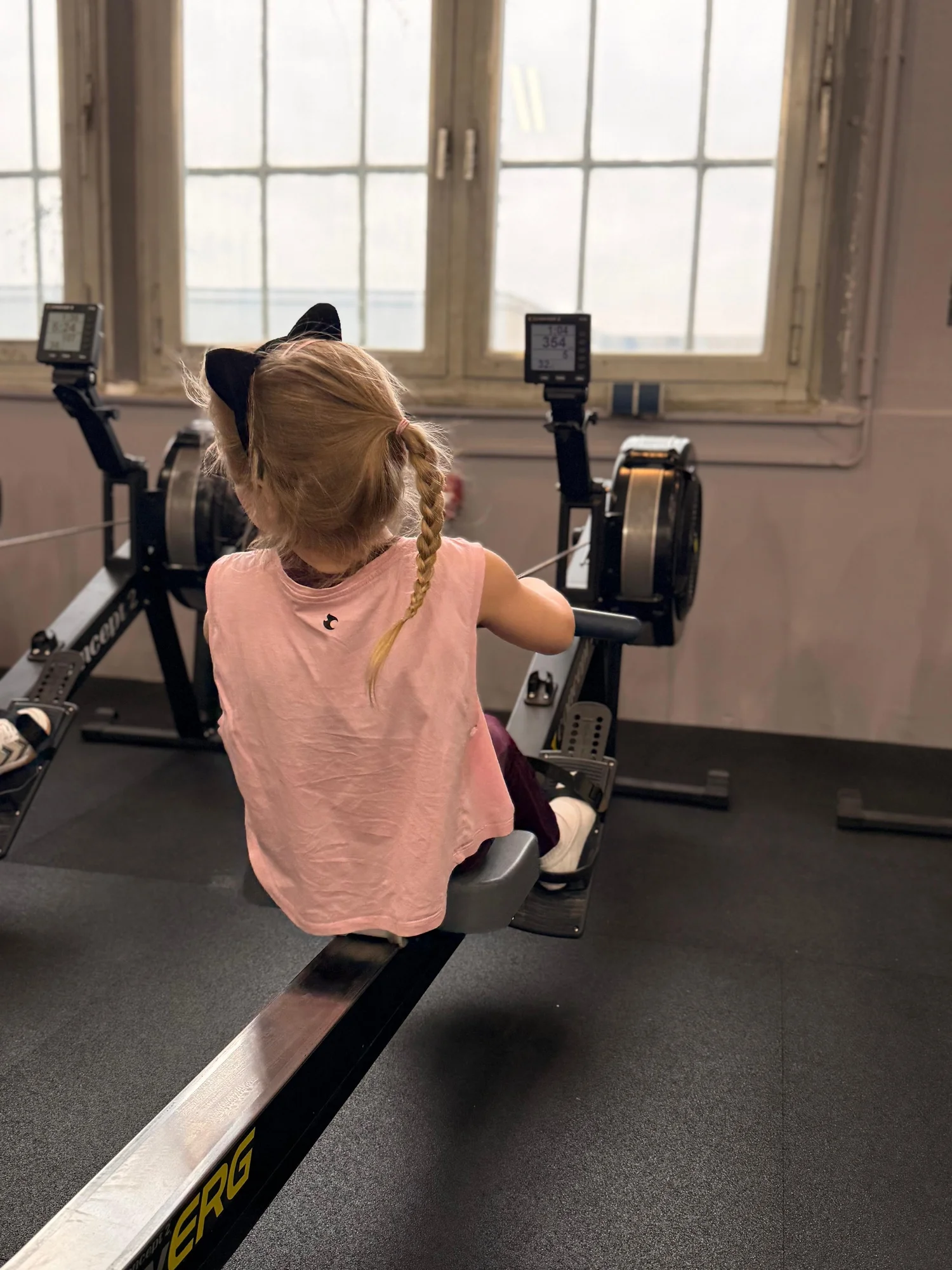 Kind trainiert auf dem Ruderergometer bei CrossFit Kids in Berlin-Reinickendorf