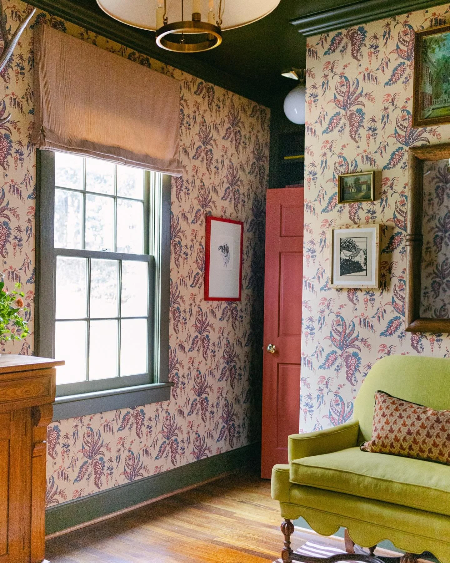 We call this &ldquo;the welcome room&rdquo;, a place to receive guests, hang your coat, grab the dog leash, sit and take your shoes off. Just a little landing spot right inside the front door the screams &ldquo;come on in&rdquo; | photos: @colorcreat