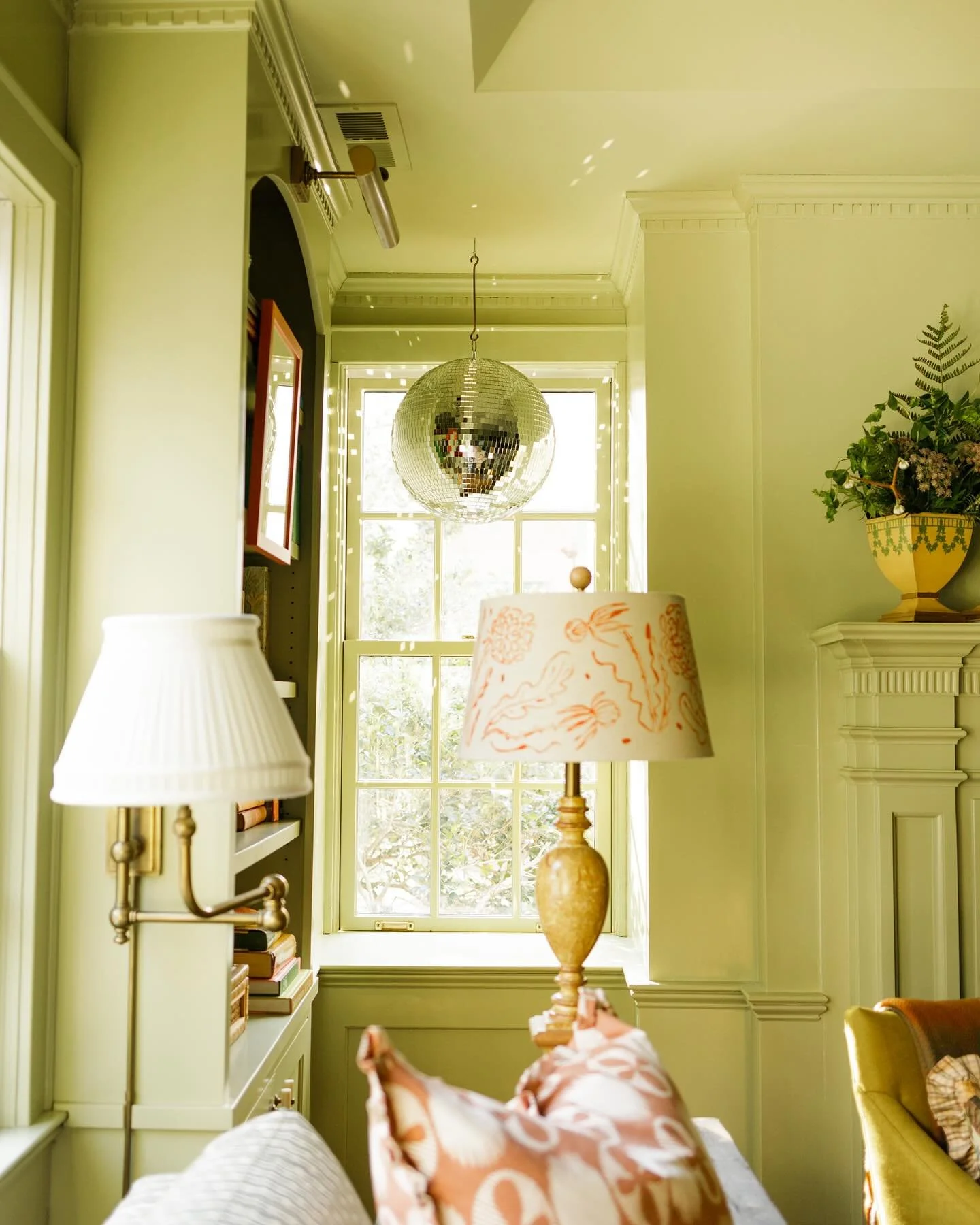 I got to see this client&rsquo;s LR all decked for the holidays the other day but she&rsquo;s pretty festive all year round 🪩| Photos: @colorcreativeco |