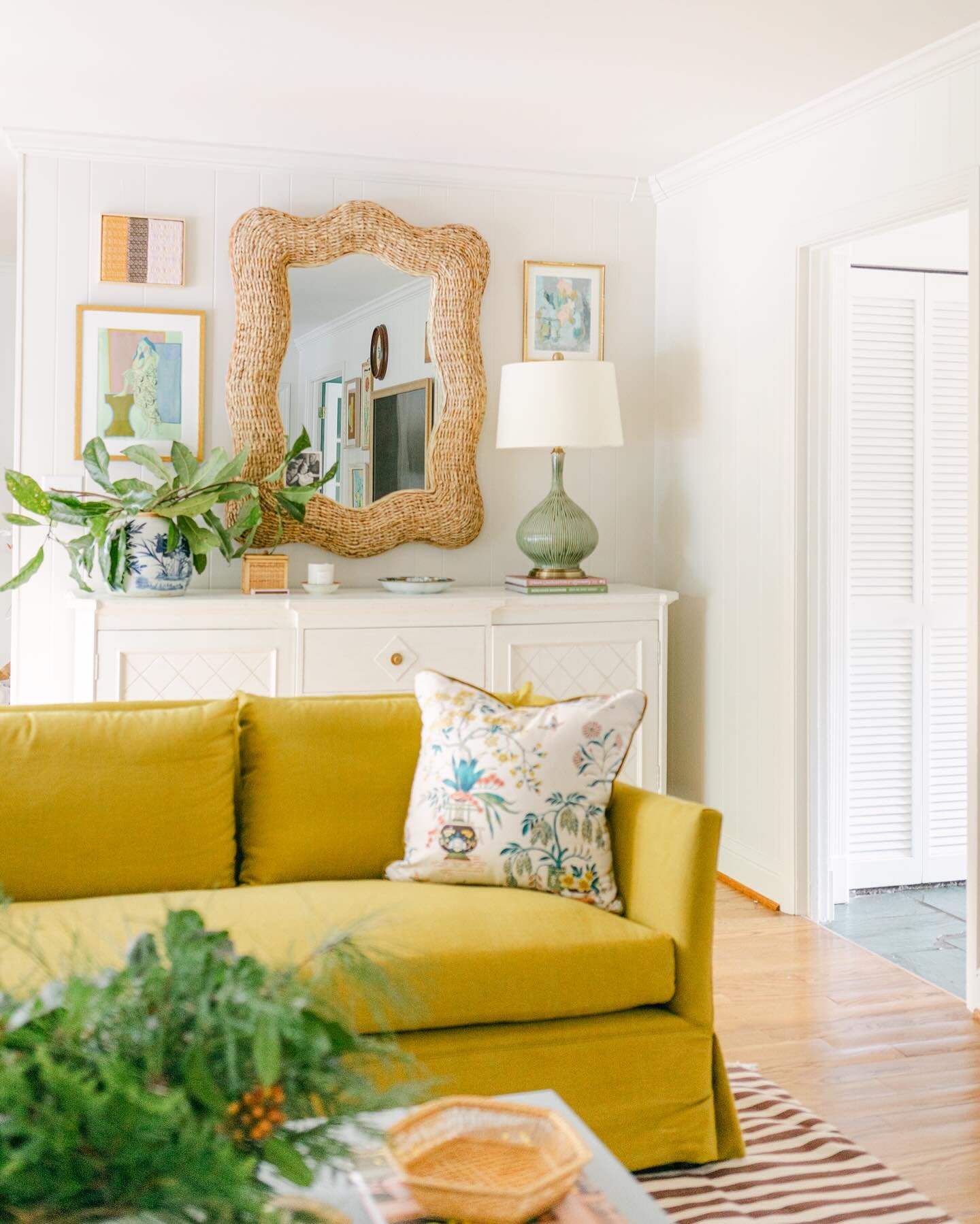 ✨ A bright and cheerful living room designed for quiet mornings, lively evenings, and everything in between