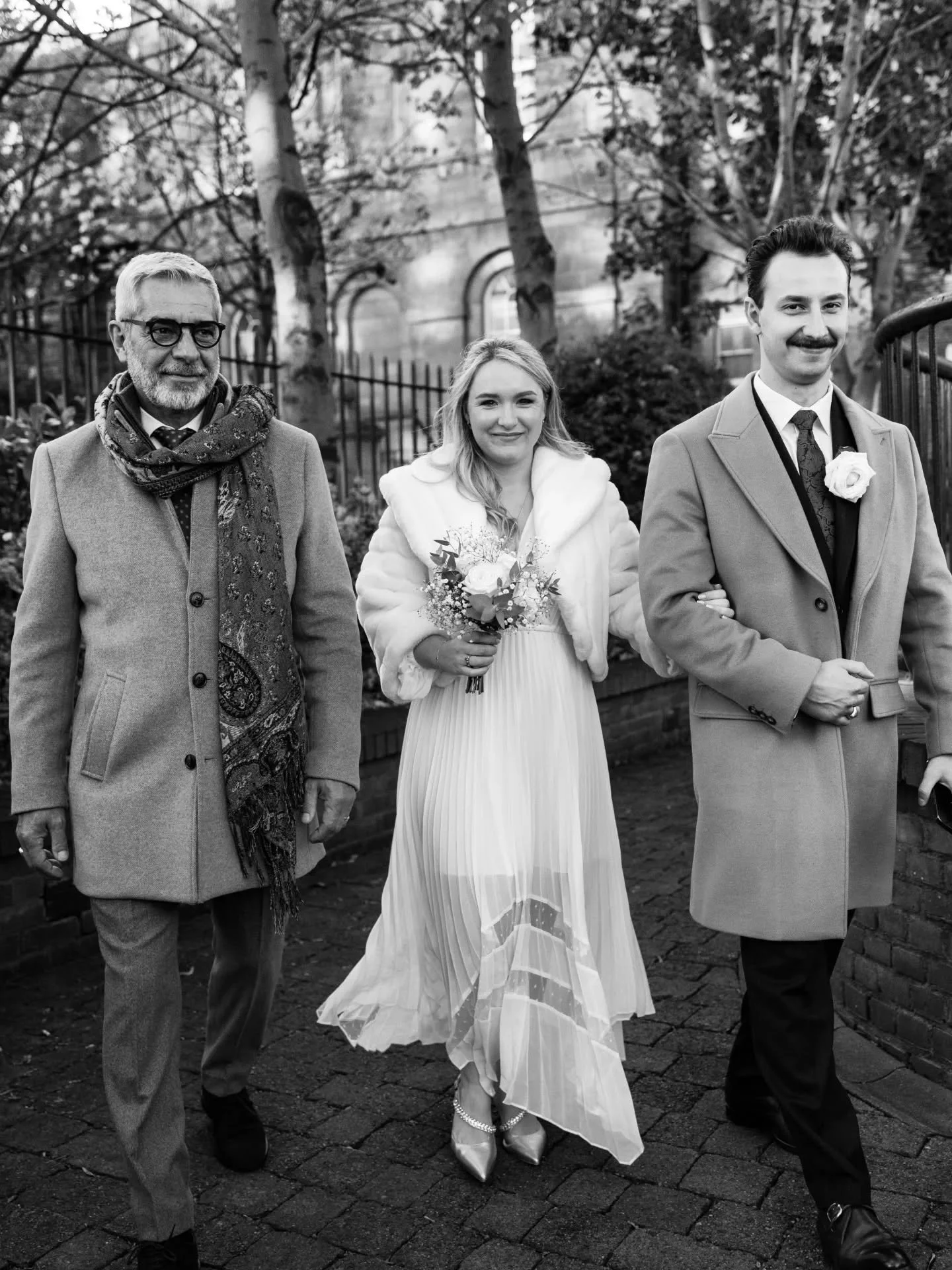 A beautiful reg office wedding 2 weeks ago 🥰 
The lovely couple got married surrounded by family and then we headed to the College Green hotel where they had a toast before walking to nearby temple bar for a quick 10 minute couple shoot 
📸
Reg offi