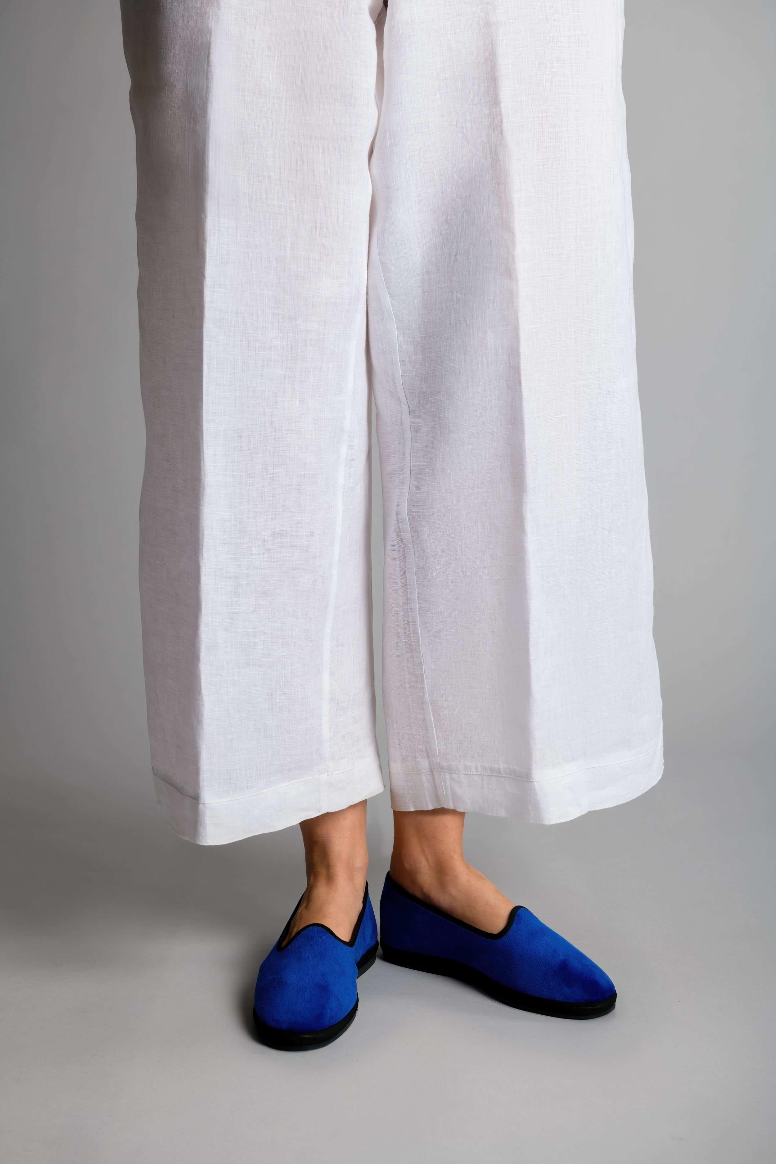 Standing still in Gioia Royale slippers and wide-leg linen pants
