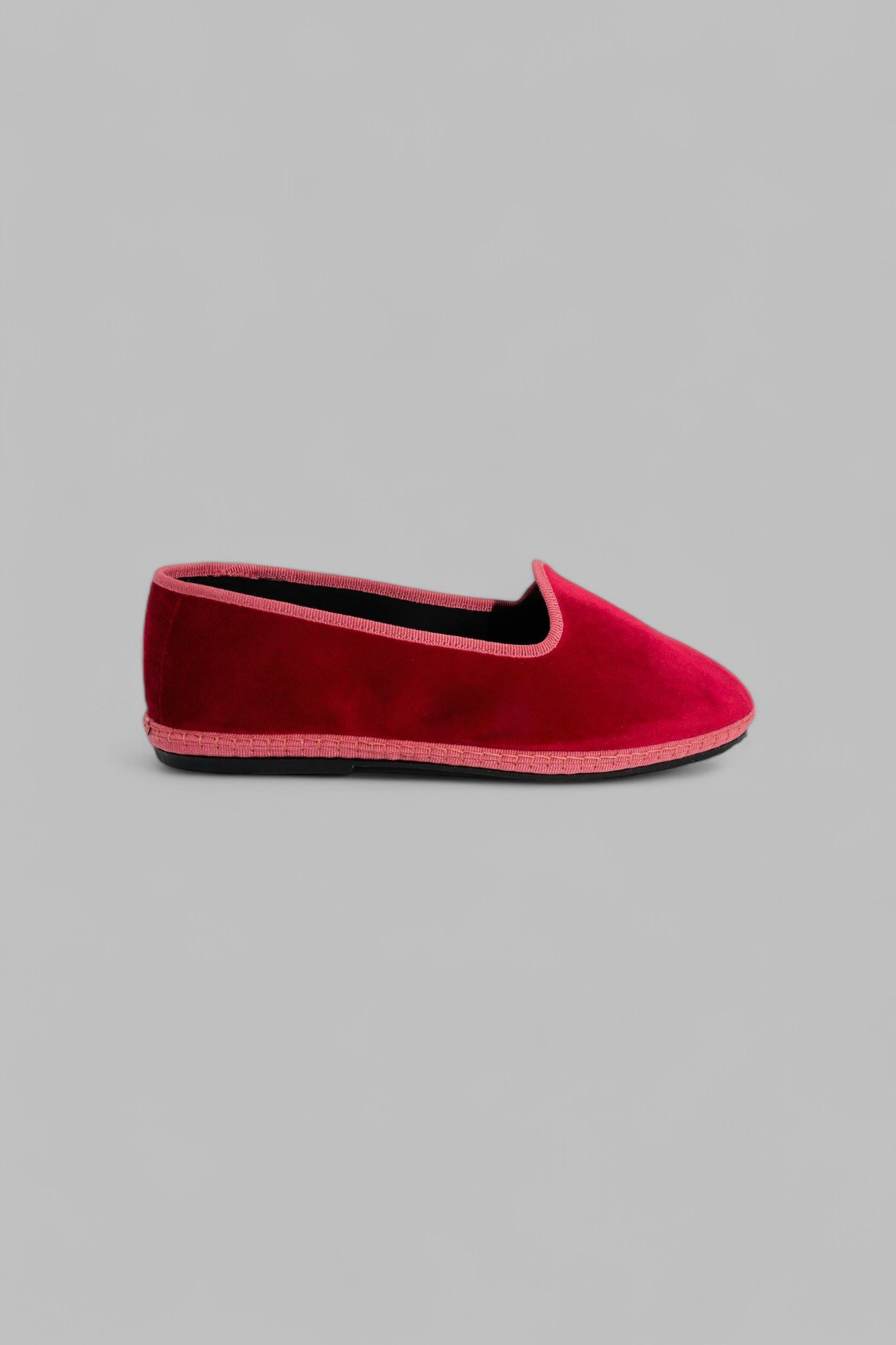 Side view of single rose velvet Friulana slipper with pink grosgrain trim