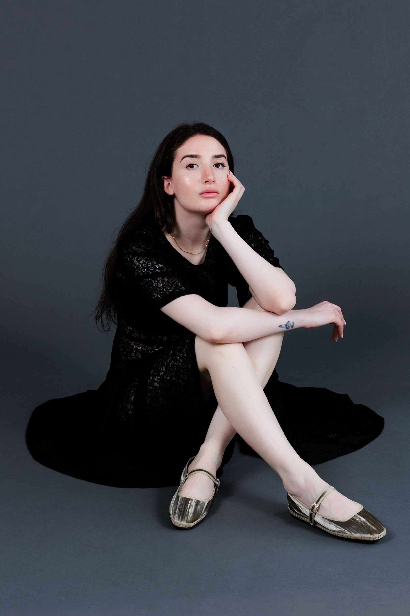 maryjane_champagne_model_sit_posehand_05.jpg