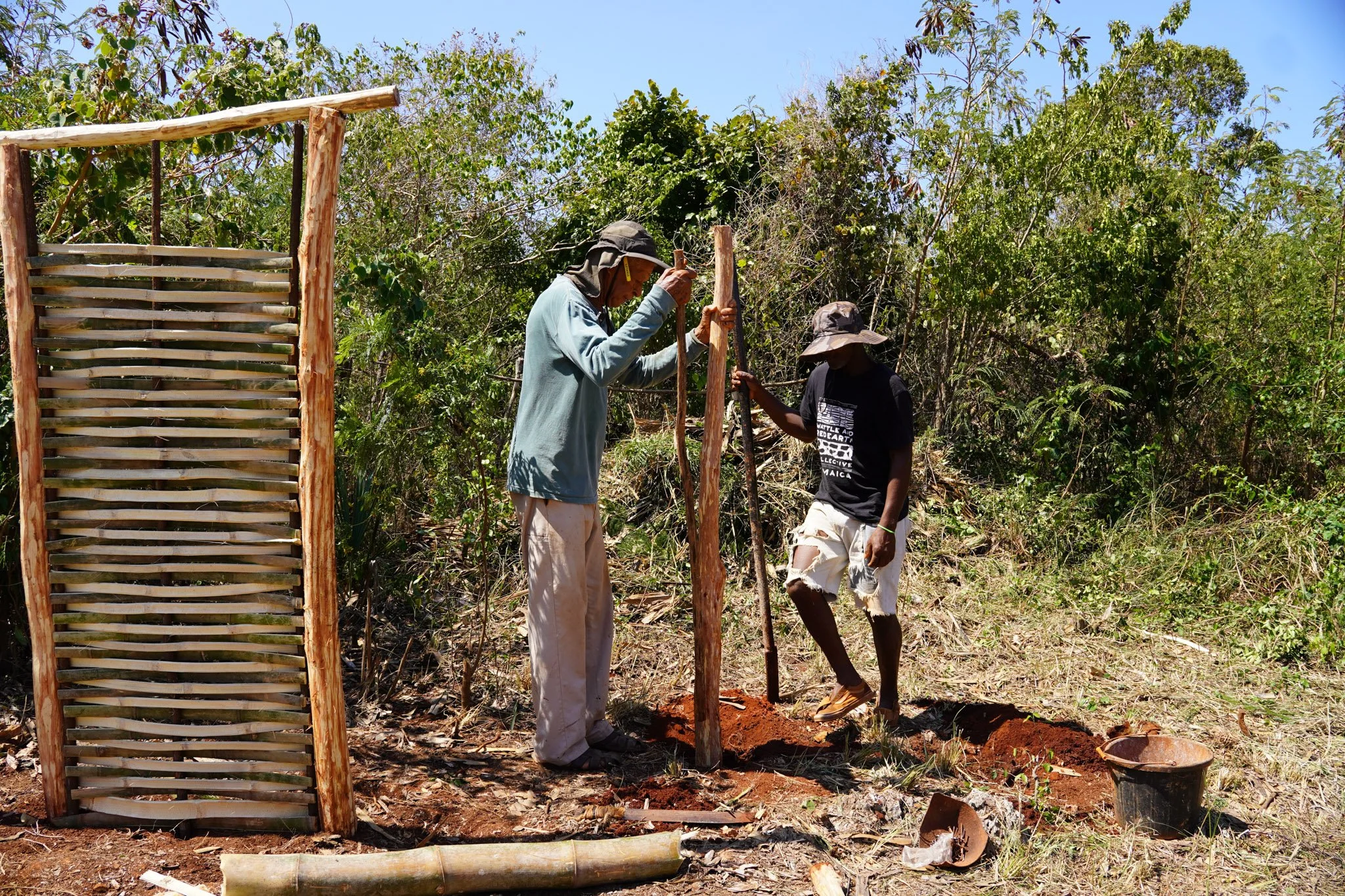 Maas Guy and Bawly securing the structural wood post to the ground

St. Elizabeth, Jamaica
WARE Collective
spanishwall-vernacular-construction-red earth-masonry
©Rose Florian 2024