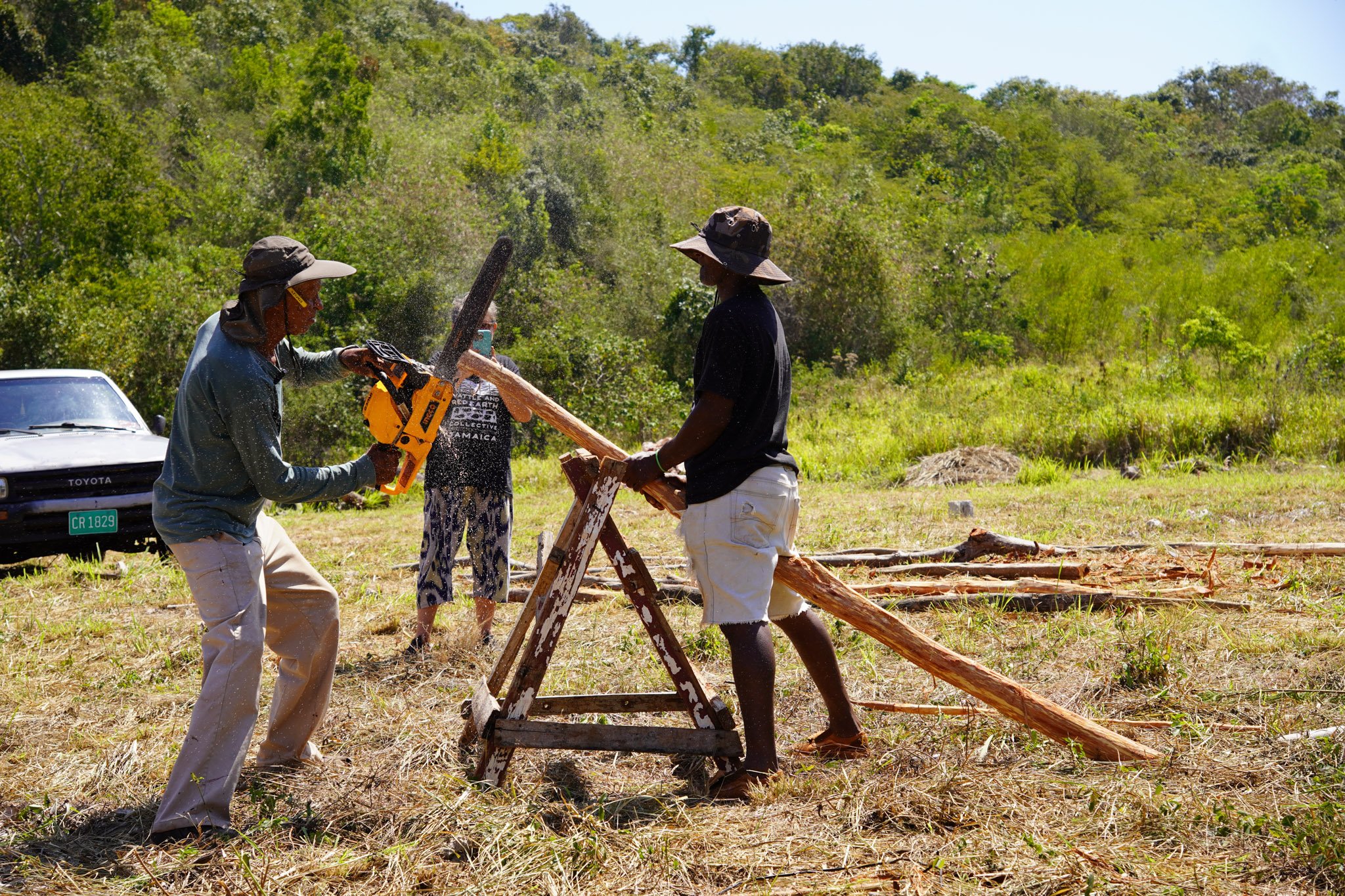 Maas Guy and Bawly cutting the structural wood post for the Spanish Wall construction. Architect Ann Hodges in the background.

St. Elizabeth, Jamaica
WARE Collective
spanishwall-vernacular-construction-red earth-masonry
©Rose Florian 2024