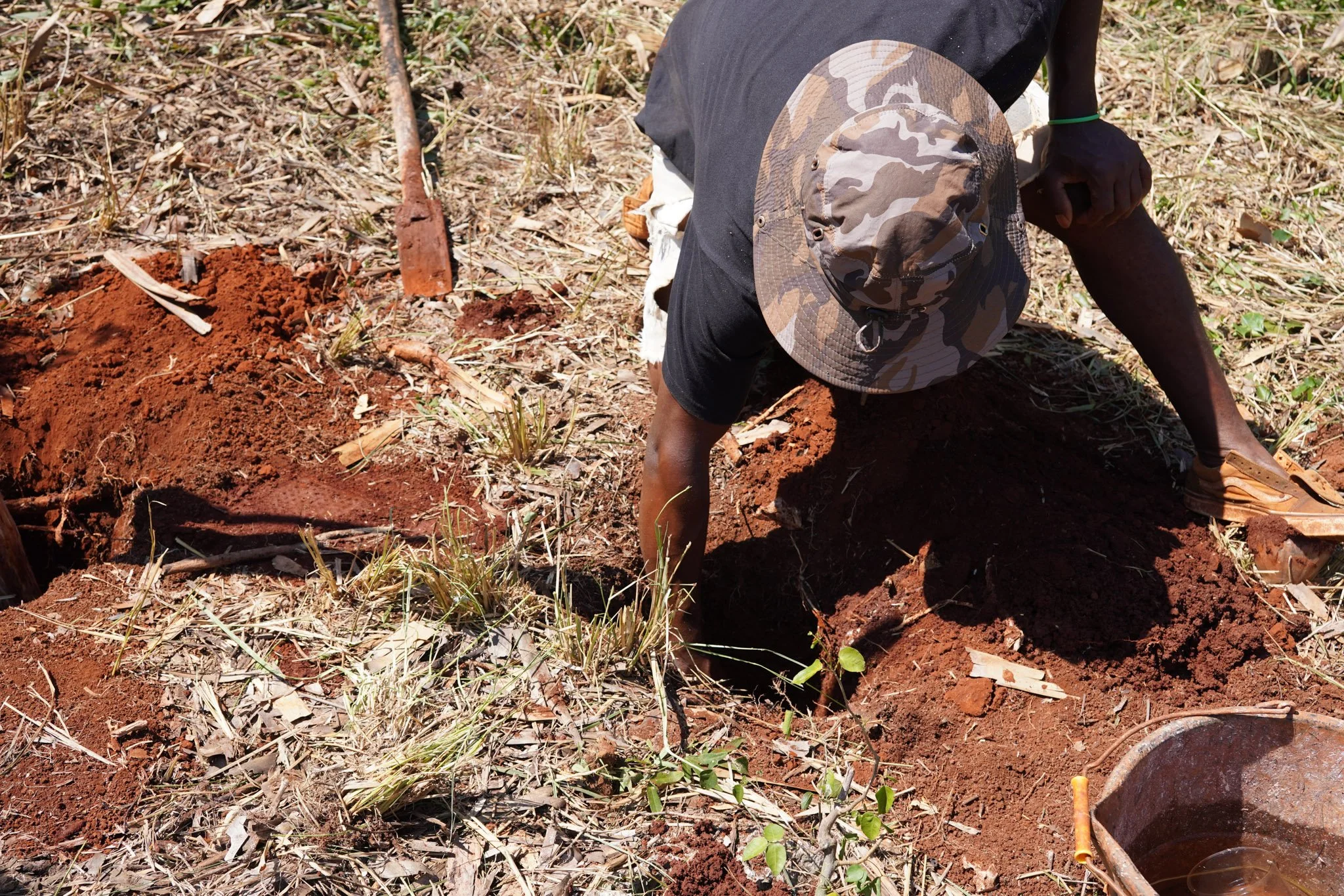 Bawly digging the hole for the structural wood post for the Spanish Wall construction

St. Elizabeth, Jamaica
WARE Collective
spanishwall-vernacular-construction-red earth-masonry
©Rose Florian 2024