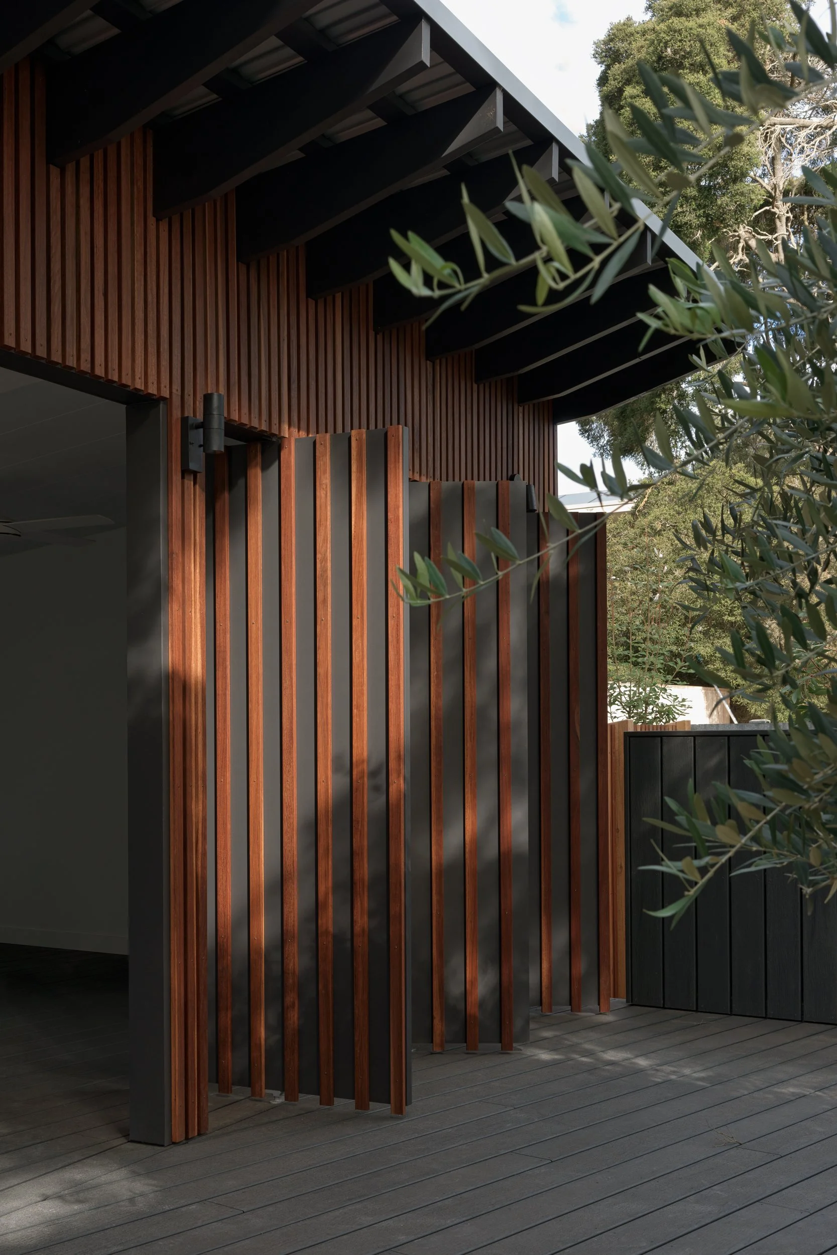 Close view of the vertical timber screens and cladding along the deck of Cottesloe Retreat.