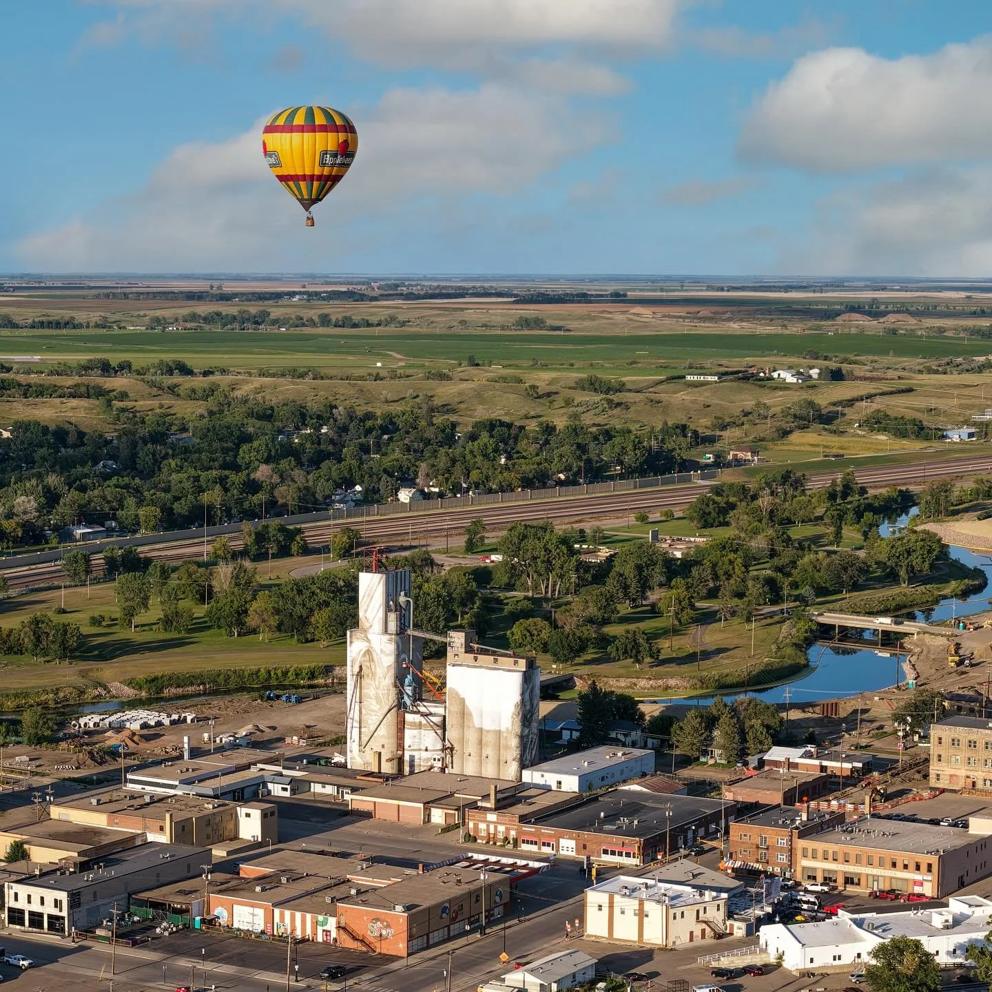 The Applebees hot air balloon took a cruise over the nearly completed @unionsilosnd recently. #MinotND #MagicCityND #VisitMinot #OnlyInMinot #NorthDakota #NDLegendary #DiscoverND #UnionSilos #DowntownMinot #ExploreMinot #MagicCityArt #HotAirBalloonND