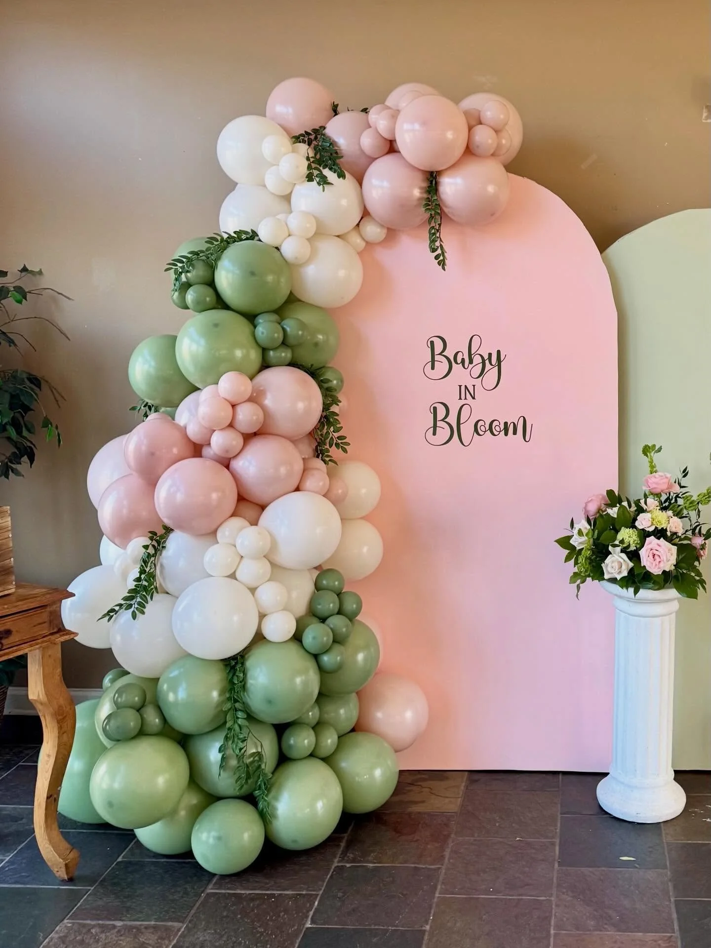 Balloon arch setup for Baby in Bloom.

Colors: Kalisan Pink Blush, Retro White, Eucalyptus