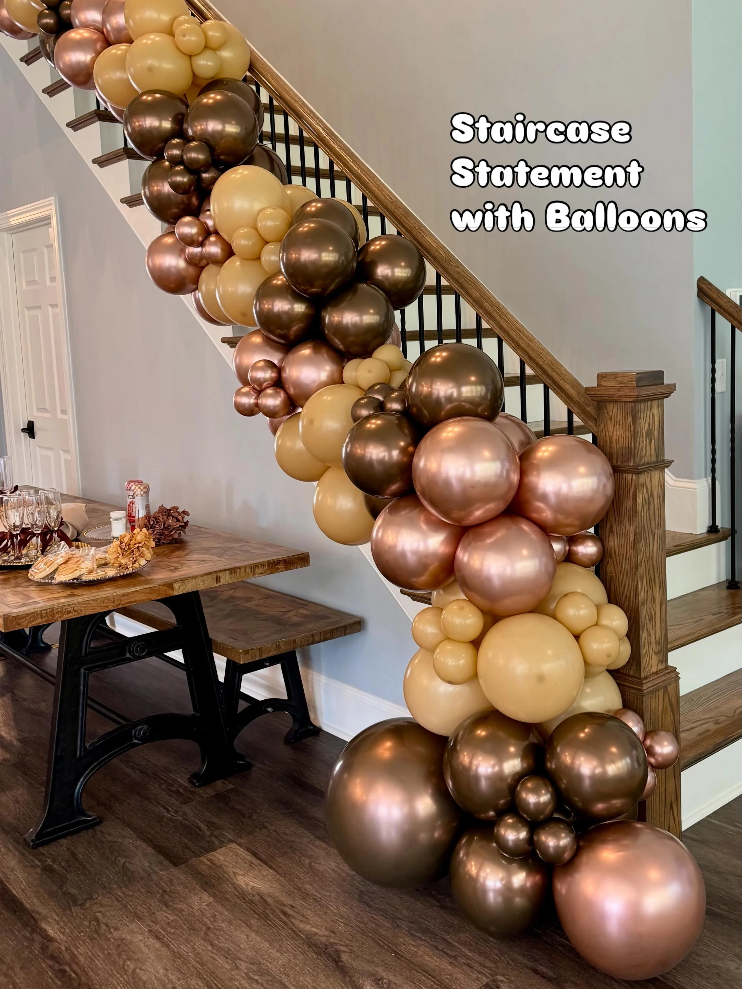 Metallic glam on the staircase.
Brown, tan, and rose‑gold balloons flowing all the way up. This garland brought the perfect touch of glam to the celebration.

Colors: Kalisan Mirror metallic Chocolate,
Kalisan Mirror Rose Gold,
Sempertex Latte
