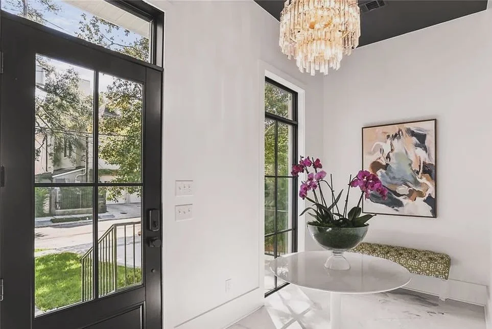 First impressions are everything &amp; that&rsquo;s when tall, dark ceilings &amp; dramatic chandeliers came into play for this uptown New Orleans foyer. 
#NESTstudio #interiordesign #historichomes #newbuild #historicdistrictneworleans #neststudioslc