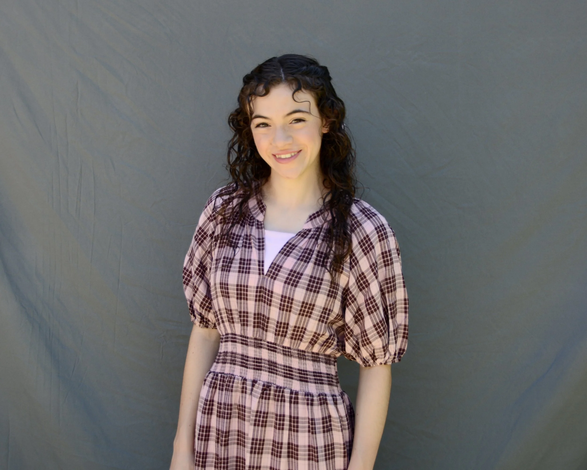 Mia Stratis in Marjorie Earl costume