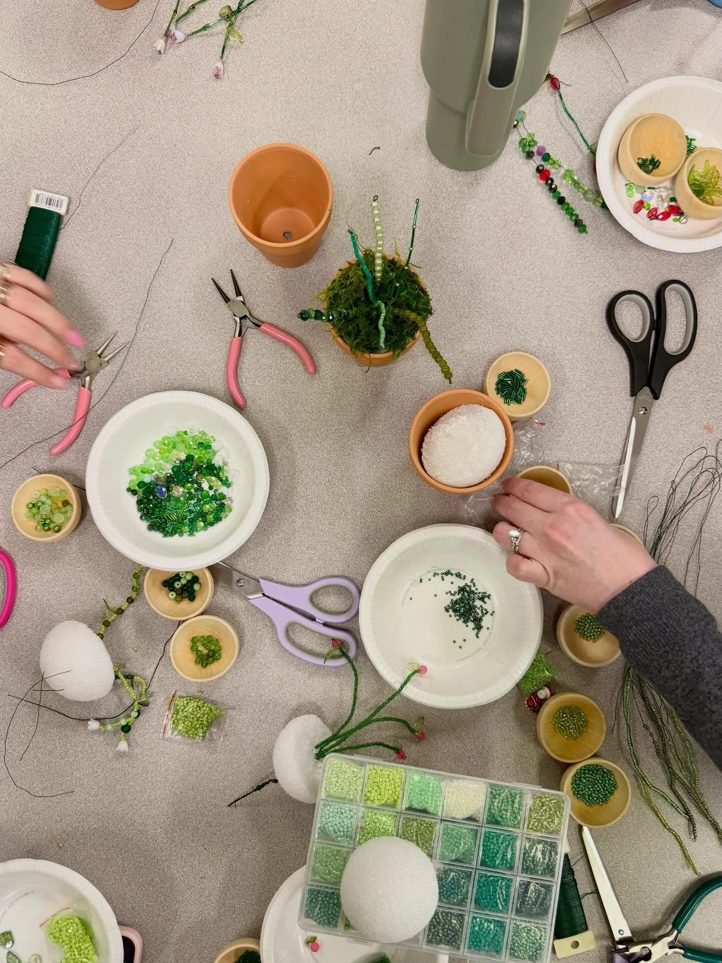 Beaded plants will go down as one of my favorite crafts 🪴 

#nhcraftclub #beadedplants #diy #artsandcrafts