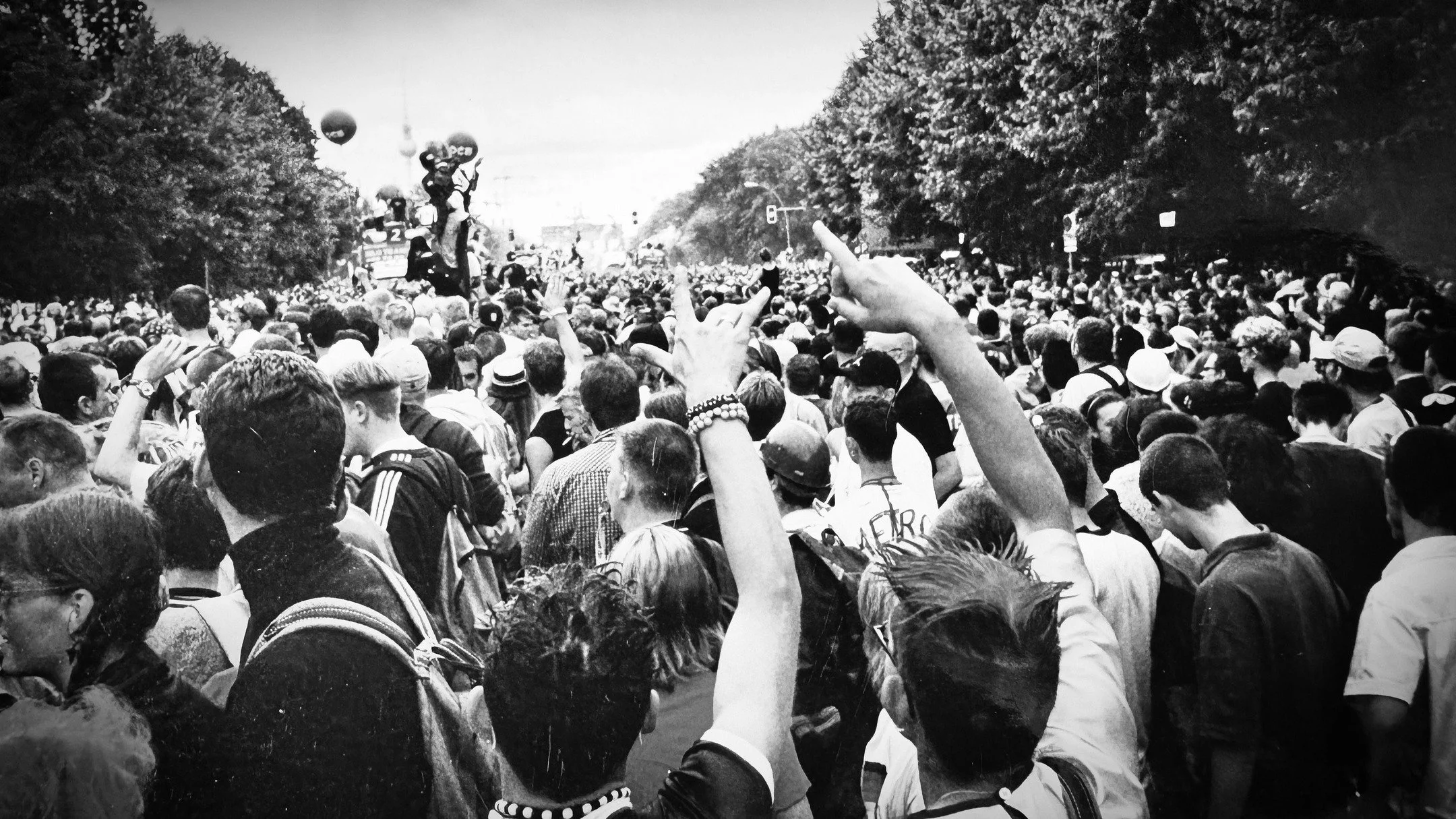 I took this pic on July 8, 2000, at Love Parade Berlin. There were over 50 trucks. @westbam_ml , @chris_liebing , @djhellofficial , @_marusha___official, @carlcoxofficial and founder @dr_motte 
This was one of the last editions held at Berlin&rsquo;s