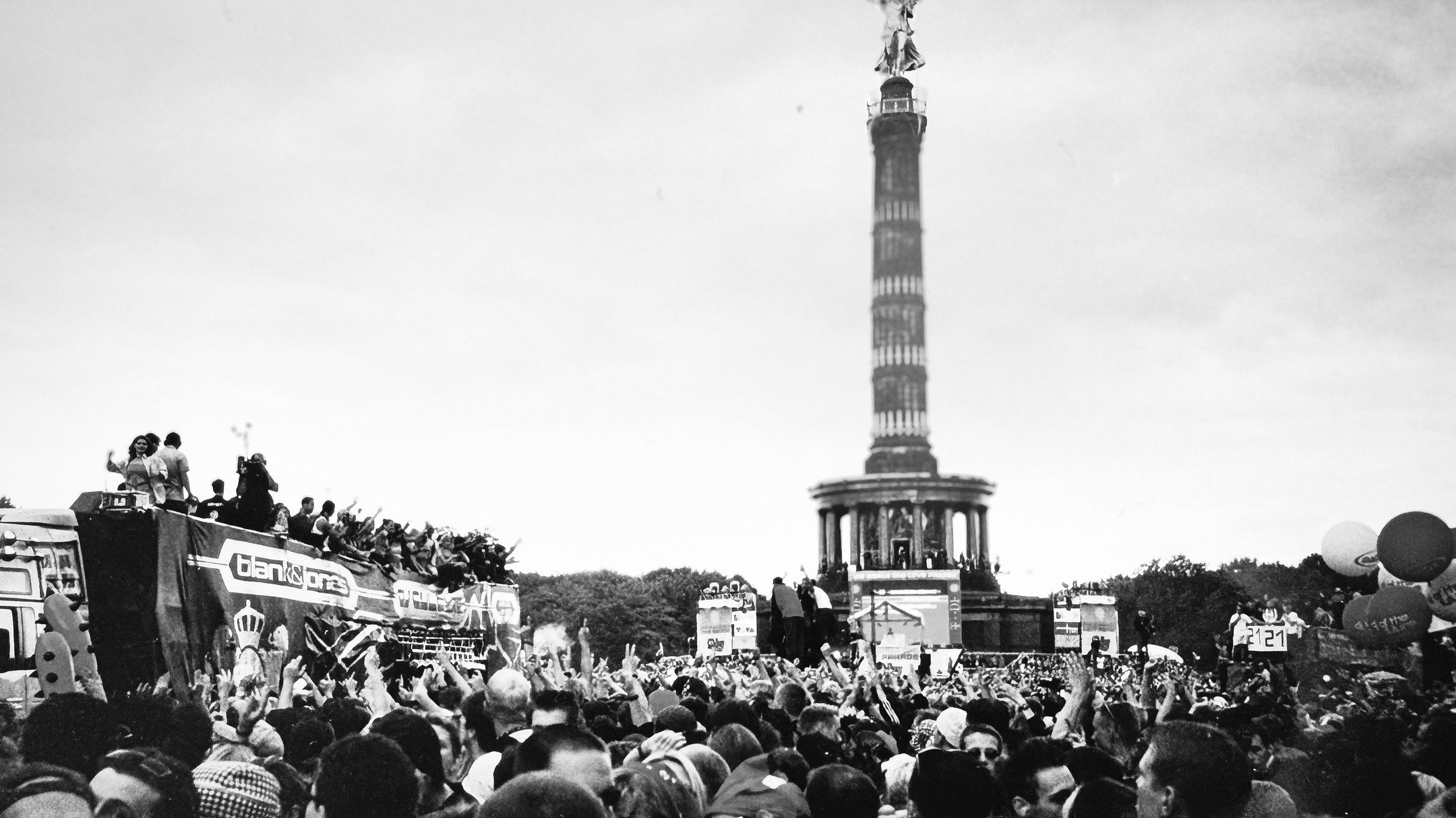 The Berlin Love Parade 2000 was a massive techno celebration that captured the peak of '90s rave culture, drawing over a million people under the &quot;One World, One Love&quot; motto. 
#originalcontent #berlintechno #siegess&auml;ule #loveparade2000