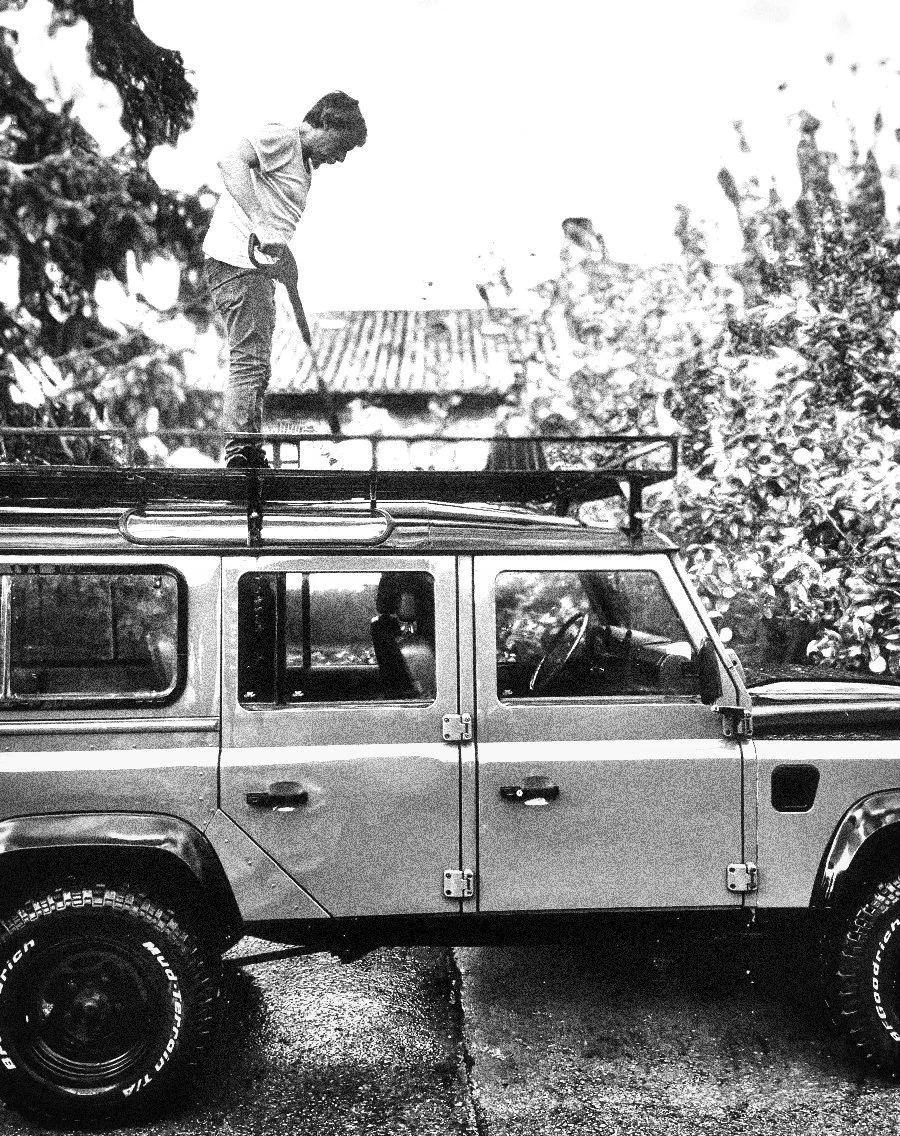 Defender 110, Puma, built in Solihull, 
2.4L Puma engine, 6-speed manual, permanent 4WDl. It has a very basic interior. But it tows 3.5 tonnes, crosses rivers 50cm deep. Carries 7, and climbs in low gear without throttle. Thanks to my mate @r.gijon73