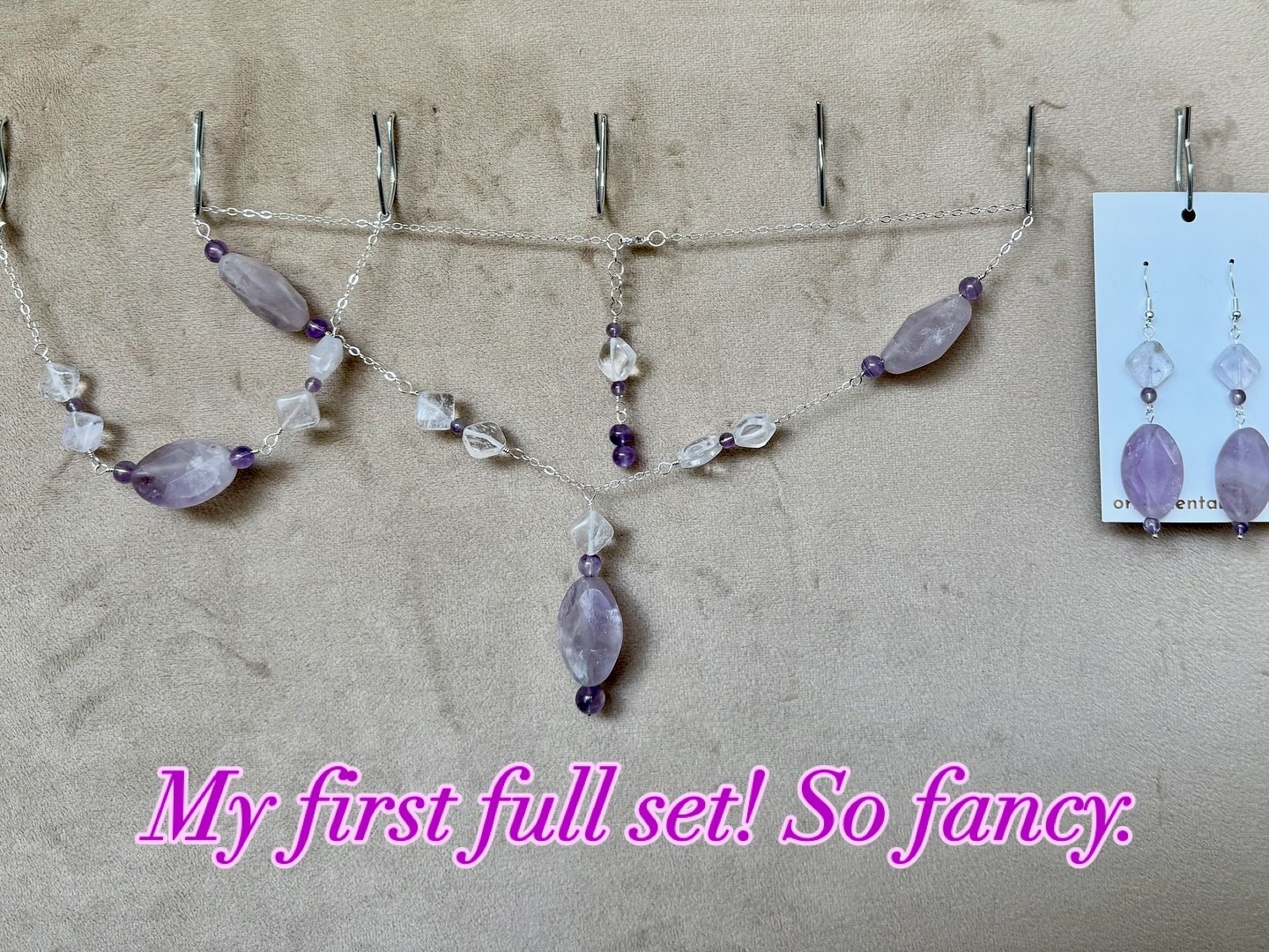 Have gotten several asks to make other types of jewelry so here we go! This is my first full set of earrings, a bracelet and a necklace. It took me way longer than I&rsquo;d like to admit but I think it&rsquo;s beautiful! 💜 #lilac #quartz and #ameth