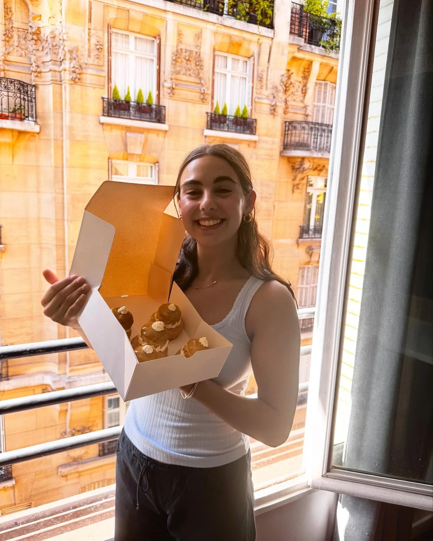 Day 2!!! Today was crazy 😱 I finished making the religieuses (which includes making the choux pastry, craquelin, coffee pastry cream, buttercream, and fondant), the doughs for 3 tarts, and learned how to make and pipe meringue. Also also alsooo I go