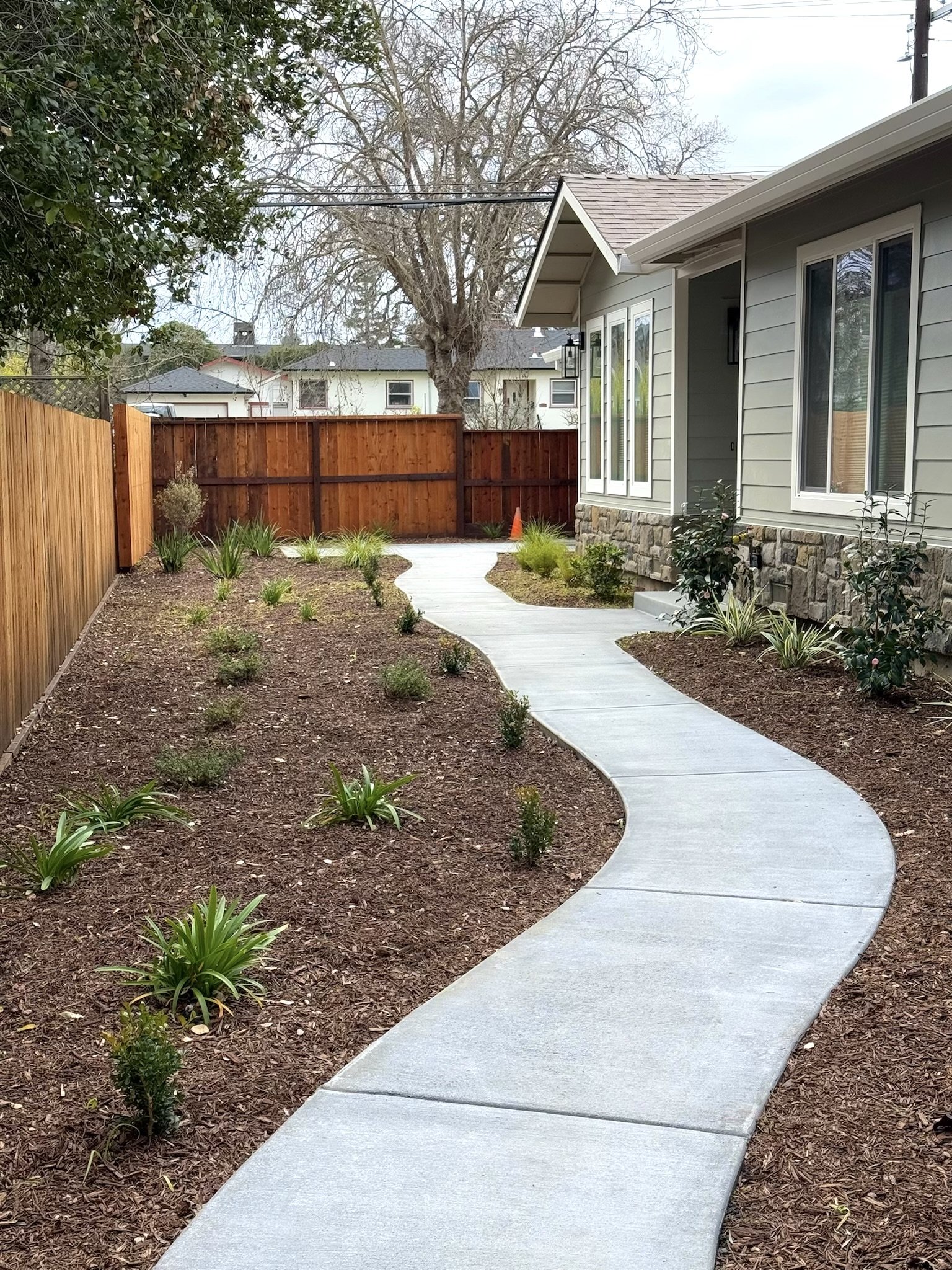 Natural stone paver walkway with irregular shapes and gravel joints – installed by Novara Landscape in Sonoma County