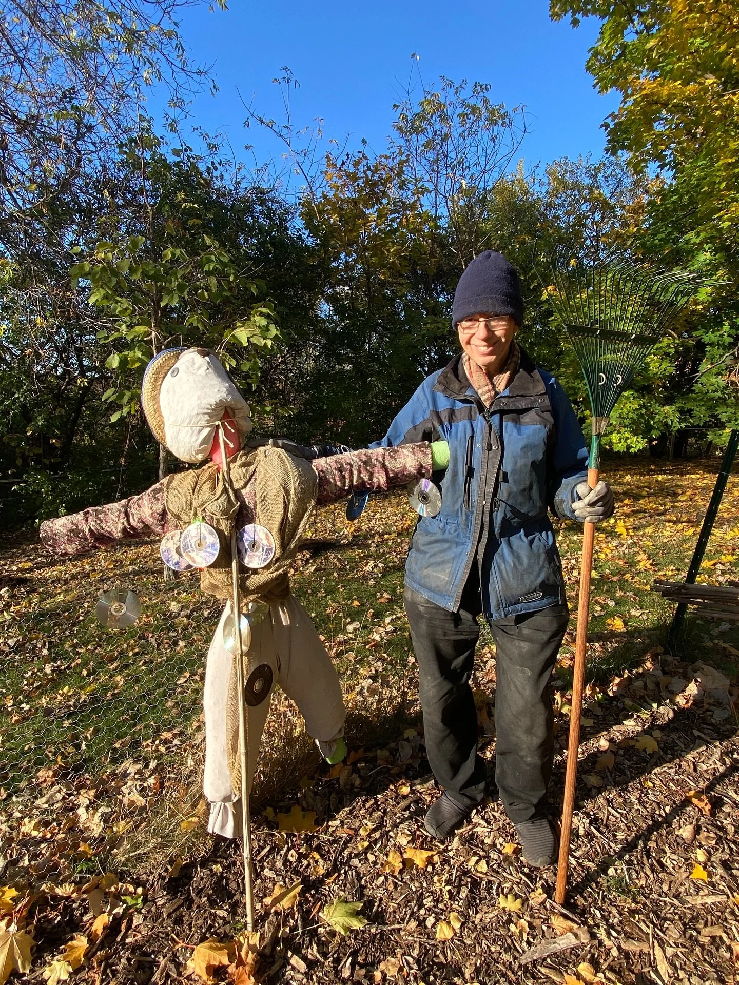 Avec la plantation de l&rsquo;ail, la confection du cidre de feu et la fermeture du jardin, notre saison des r&eacute;coltes 2025 tire &agrave; sa fin. Merci &agrave; toutes les personnes qui ont mis leurs mains dans la terre, qui ont train&eacute; a
