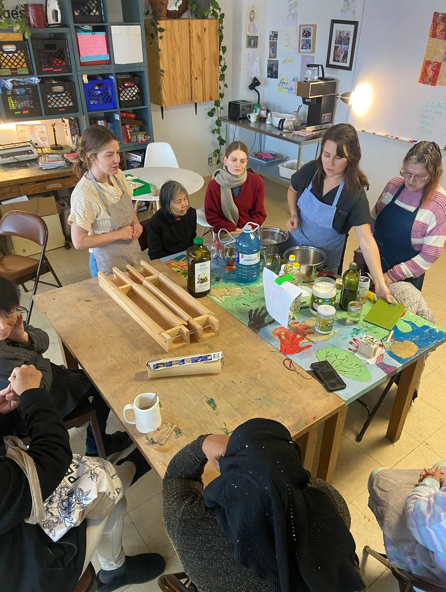 Atelier savon en cours. Les r&eacute;sultats seront en vente &agrave; notre table lors du @marche.de.noel.port.royal des @ateliersbelleville 👀🧼🎄
