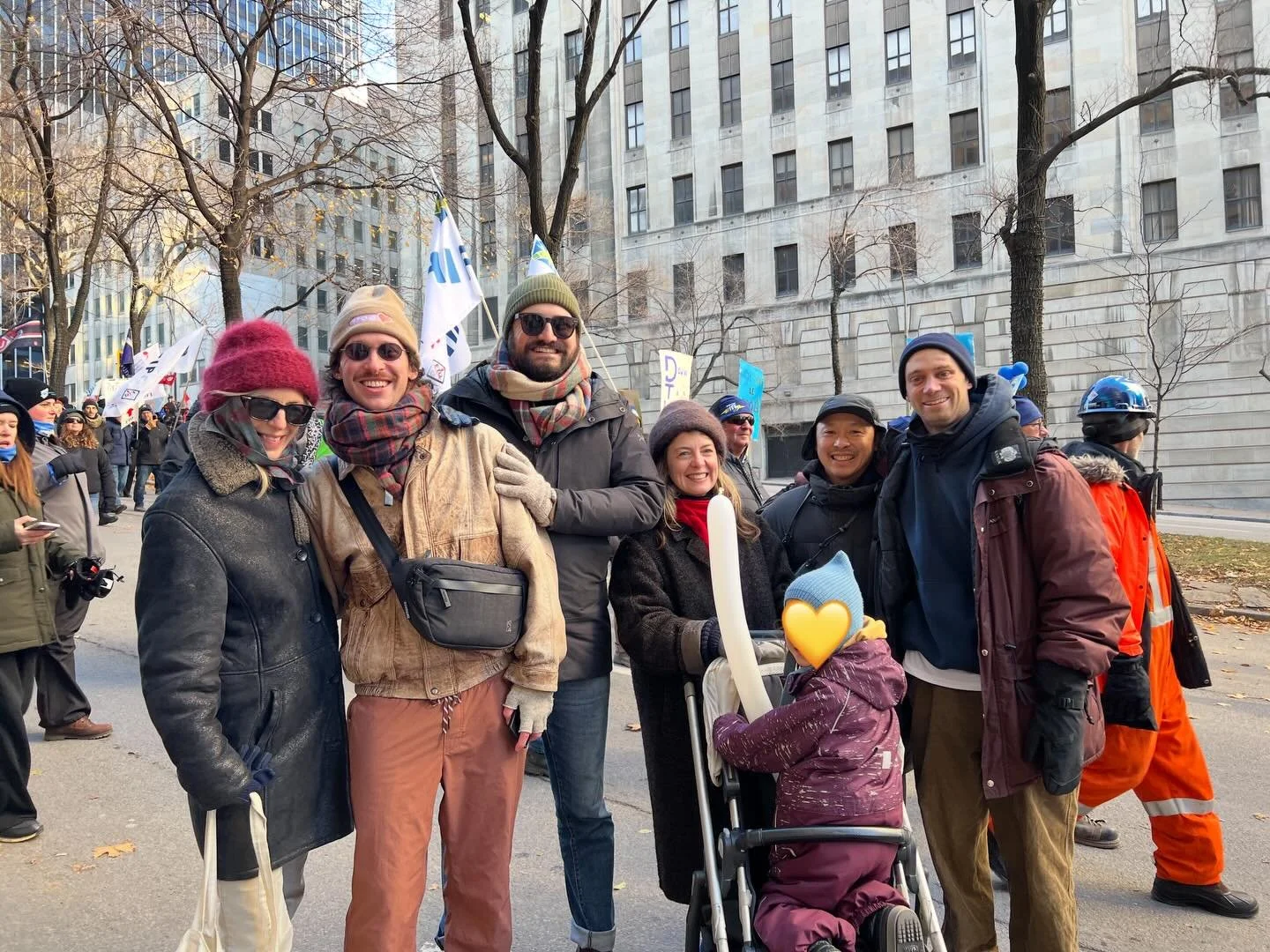 Manifestation intersyndicale, communautaire et de la soci&eacute;t&eacute; civile contre les pratiques d&rsquo;aust&eacute;rit&eacute; de la CAQ &agrave; Montr&eacute;al. Club Ami &eacute;tait dans la rue parmi plus de 75 000 personnes ! #manifestati