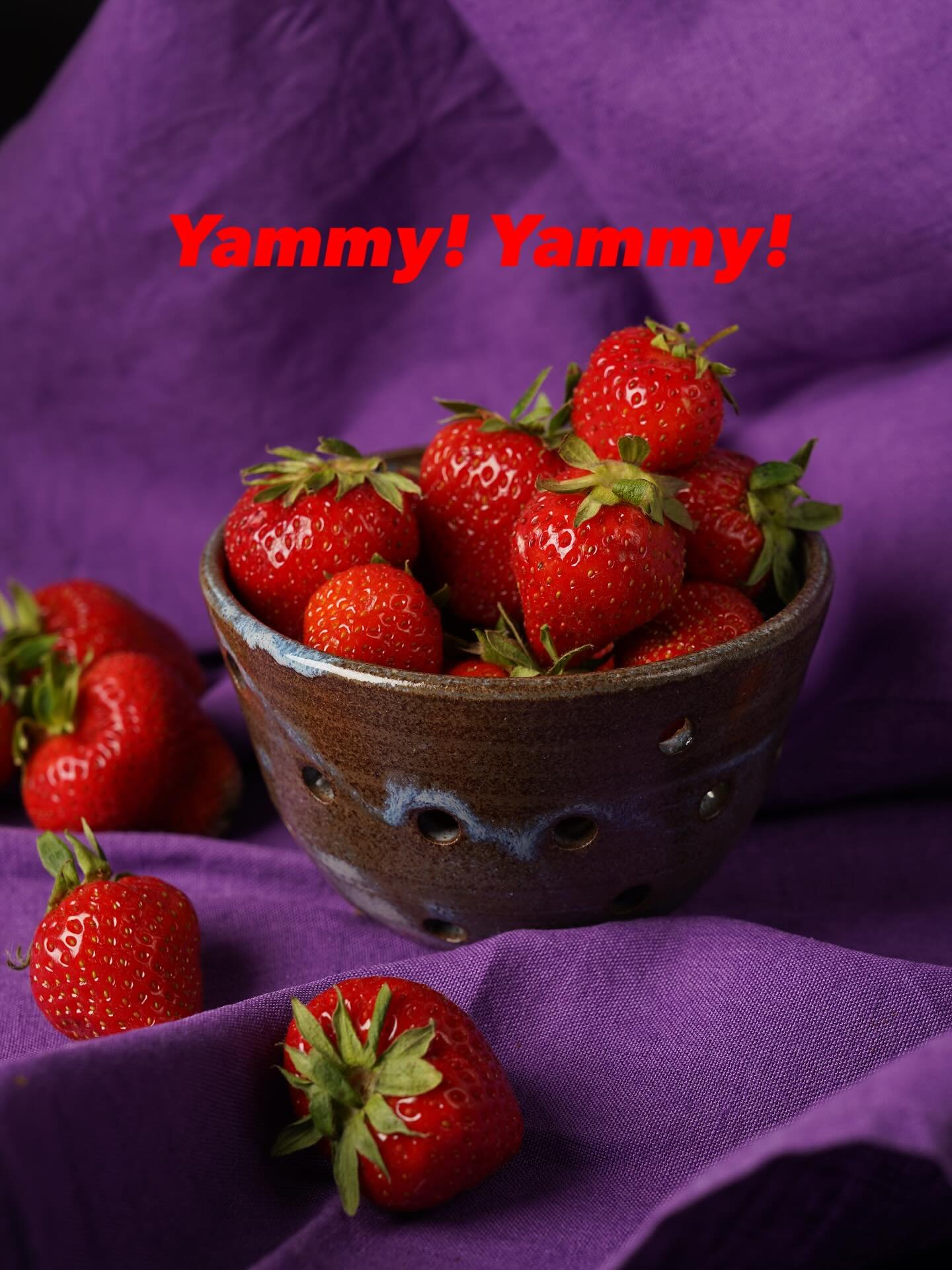 Erdbeer-Alarm! 🍓🍓🍓🍓🍓 #cermaics #ceramic #ceramik #ceramique #ceramika #ceramikk #pottery #potter #berries #strawberries #handmade #stoneware #stonewarepottery #t&ouml;pfern #t&ouml;pfernmachtspass #sieb #handgemacht #wheelthrown #unikat #keramik
