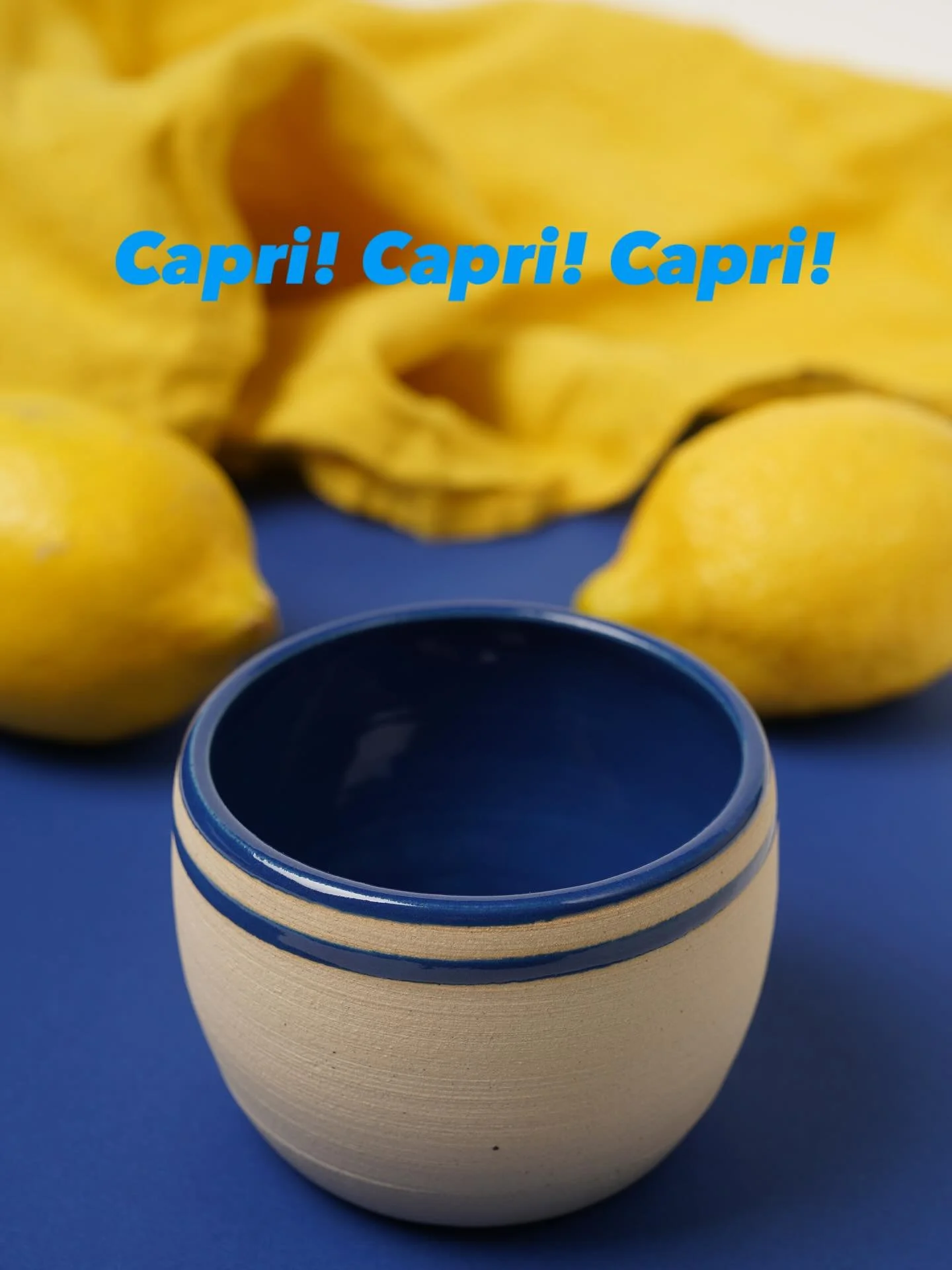Die Sonne scheint! Kapowwwww 🍋. #wheelthrown #handgedreht #gedreht #t&ouml;pfern #pottery #potterylove #ceramic #ceramics #keramik #ceramique #ceramicart #sommer #geschirr #becher #keramiker #keramikk #t&ouml;pferscheibe #lemons #blue #yellow #ton #