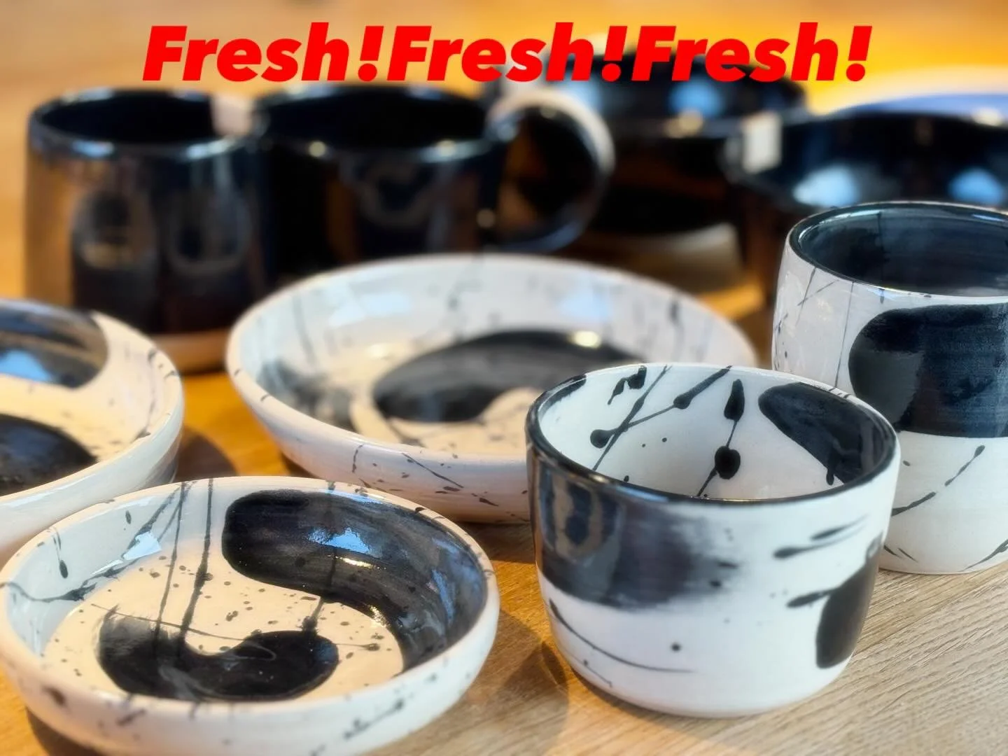 Frisch und noch warm aus dem Ofen 🖤🤍 #pottery #cermaic #ceramics #keramik #t&ouml;pfern #wheelthrowing #wheelthrown #ceramique #blackandwhite #bowls #becher #ceramica #steinzeug #keramikerin #keramikk #ton #glasur