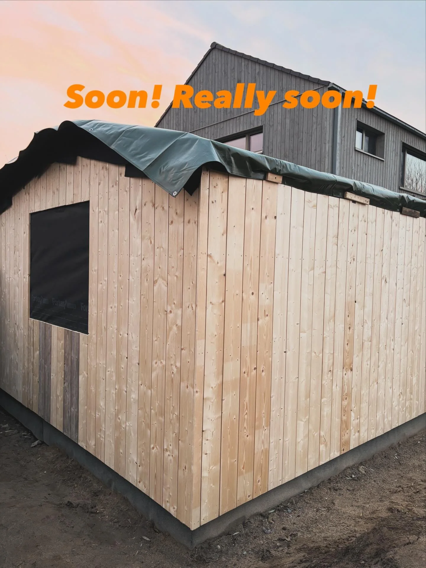 Es ist eine Geduldsprobe! Und was f&uuml;r eine! Seit Oktober sa&szlig; ich nicht mehr an der Drehscheibe&hellip; und ich vermisse es wirklich so sehr. Nicht mehr lange, dann darf ich diese Werkstatt mein eigen nennen und drehen, wenn mir danach ist!