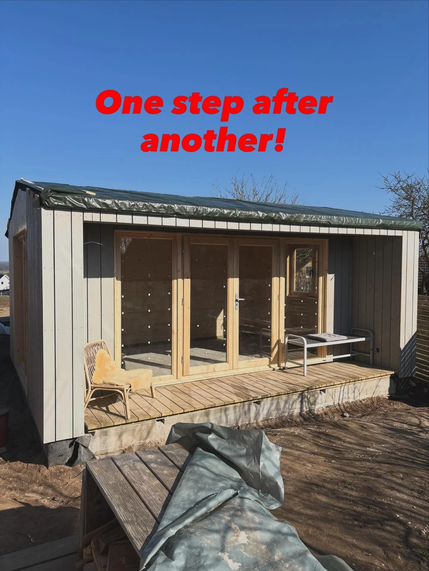 Tag 10023678&hellip;. Aber- Fassade heute fertig lasiert! Happy as possible, ich wollte schon viel weiter sein. Aber das Leben, ja das Leben 😌☺️ ich liebe die Werkstatt jetzt schon sehr, klein aber mein. #pottery #ceramics #potteryshed #potterylife 