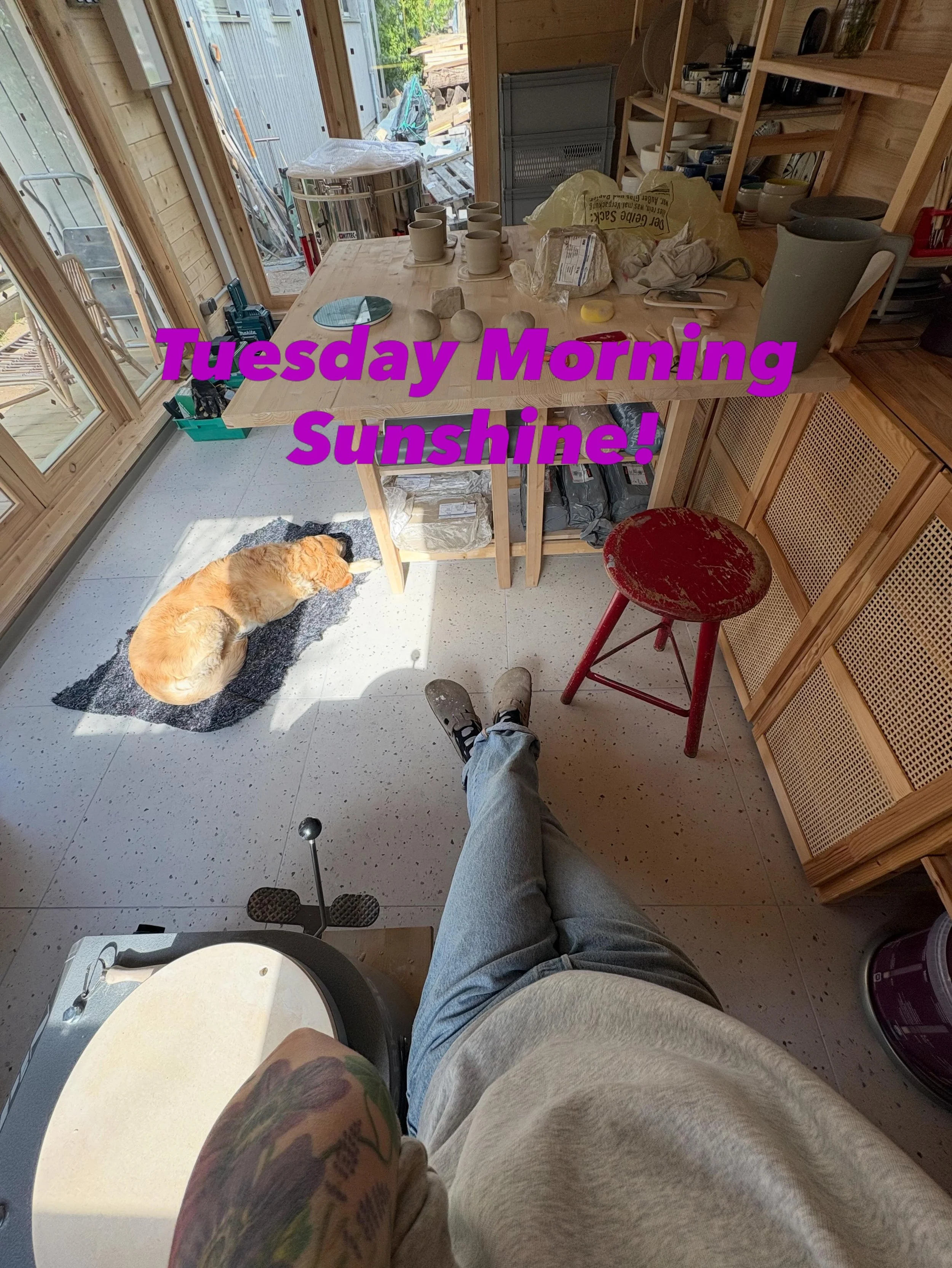 Toni hat sich DEN Spot ausgesucht 🌞 ich darf ihre Gesellschaft genie&szlig;en, Kaffee, Musik, Sonnenschein. Aber heute l&auml;uft gef&uuml;hlt nicht alles so rund wie ich erhofft habe. Vor ein paar Jahren hat es mich gestresst, wenn das zentrieren n