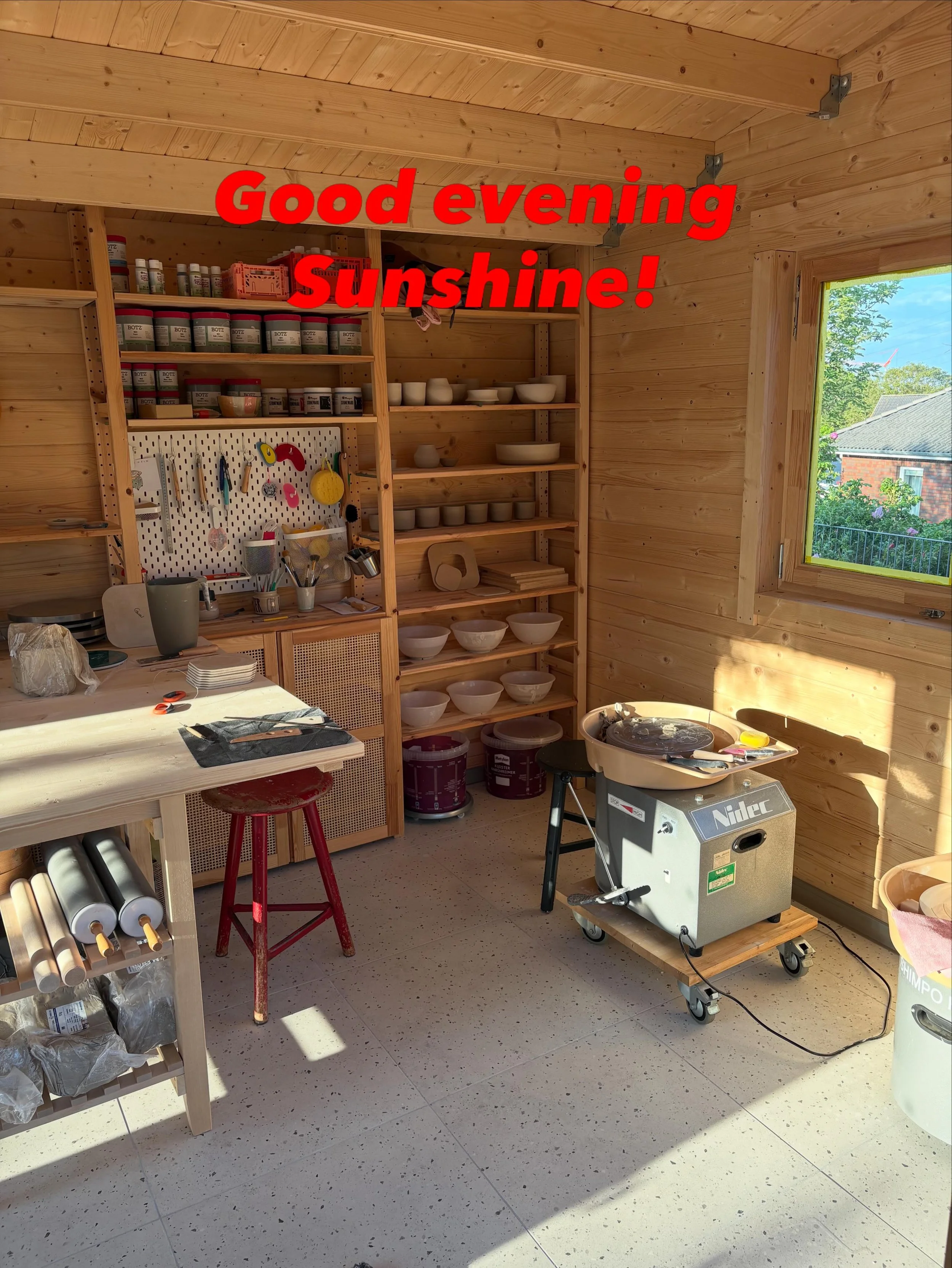 Pwwwweeeee&hellip;. Abdrehen in diesem Licht. No more wishes&hellip;. #pottery #potterystudio #sunlight #ceramics #handmade