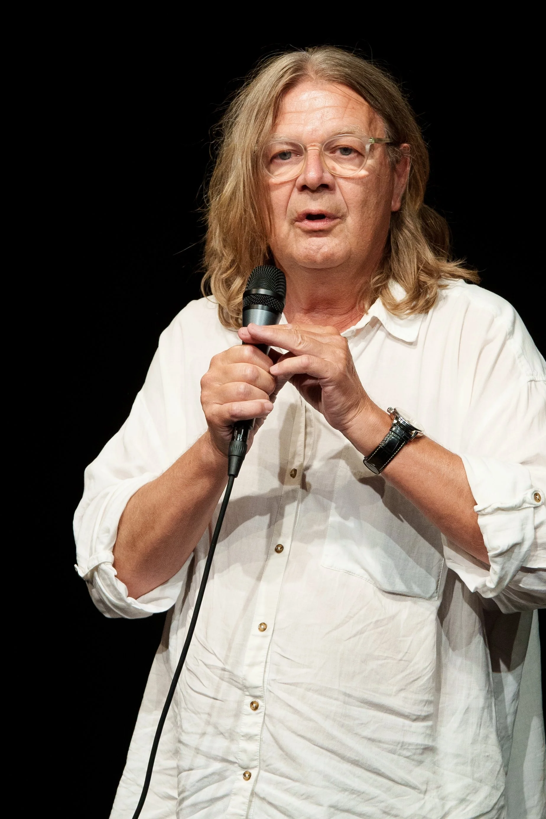 Muhi András megnyitja a szemlét