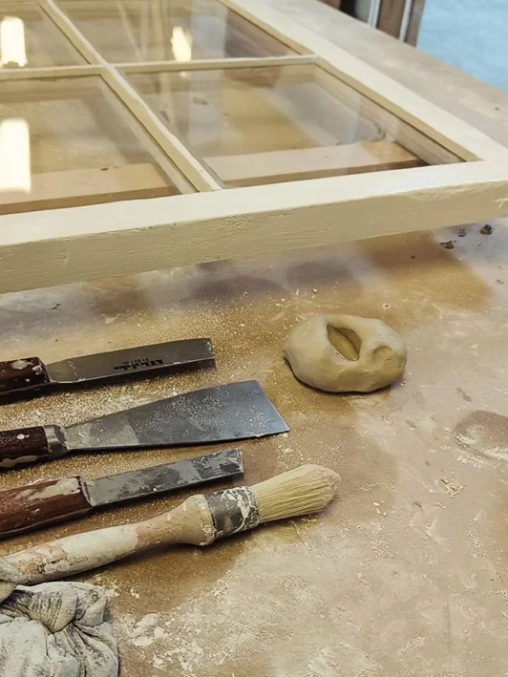 Kitning af Kong Christian X's vinduer 👑🪟

I to uger har jeg haft forn&oslash;jelsen af at arbejde for Arne Andersen Vr&aring;, p&aring; restaureringen af @klitgaarden_refugium i Skagen ✨ 

Sk&oslash;nt at kunne bidrage til bevaringen af denne utrol