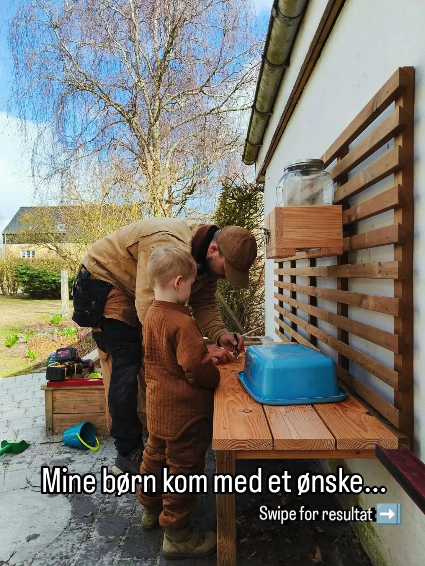 P&aring;skeferie-sysler 🐣☀️ 

Vi lavede i sommers en smuk halvrund terasse og dertilh&oslash;rende sandkasse ☀️ Nu var det tid til at f&aring; udvidet med et mudderk&oslash;kken 🔨 

Jeg har valgt at opbygge det p&aring; et modulerbart skinne system