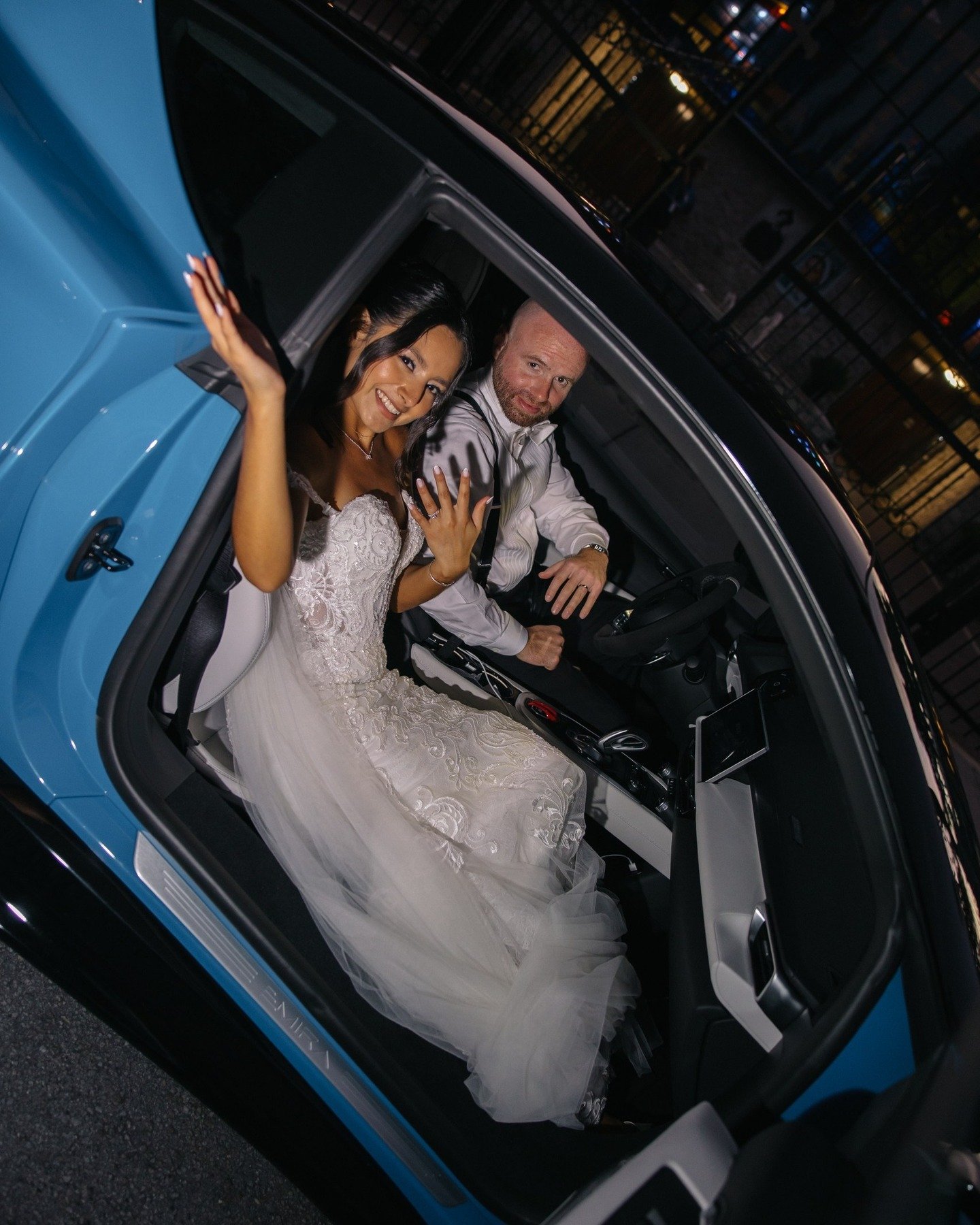 Can we just take a moment to agree this photo is iconic? Here are three helpful tips when planning your shot list and photo timeline: 
1- Overestimate the timeline. On your wedding day, what may usually take 5 minutes could easily take 10+ minutes. 
