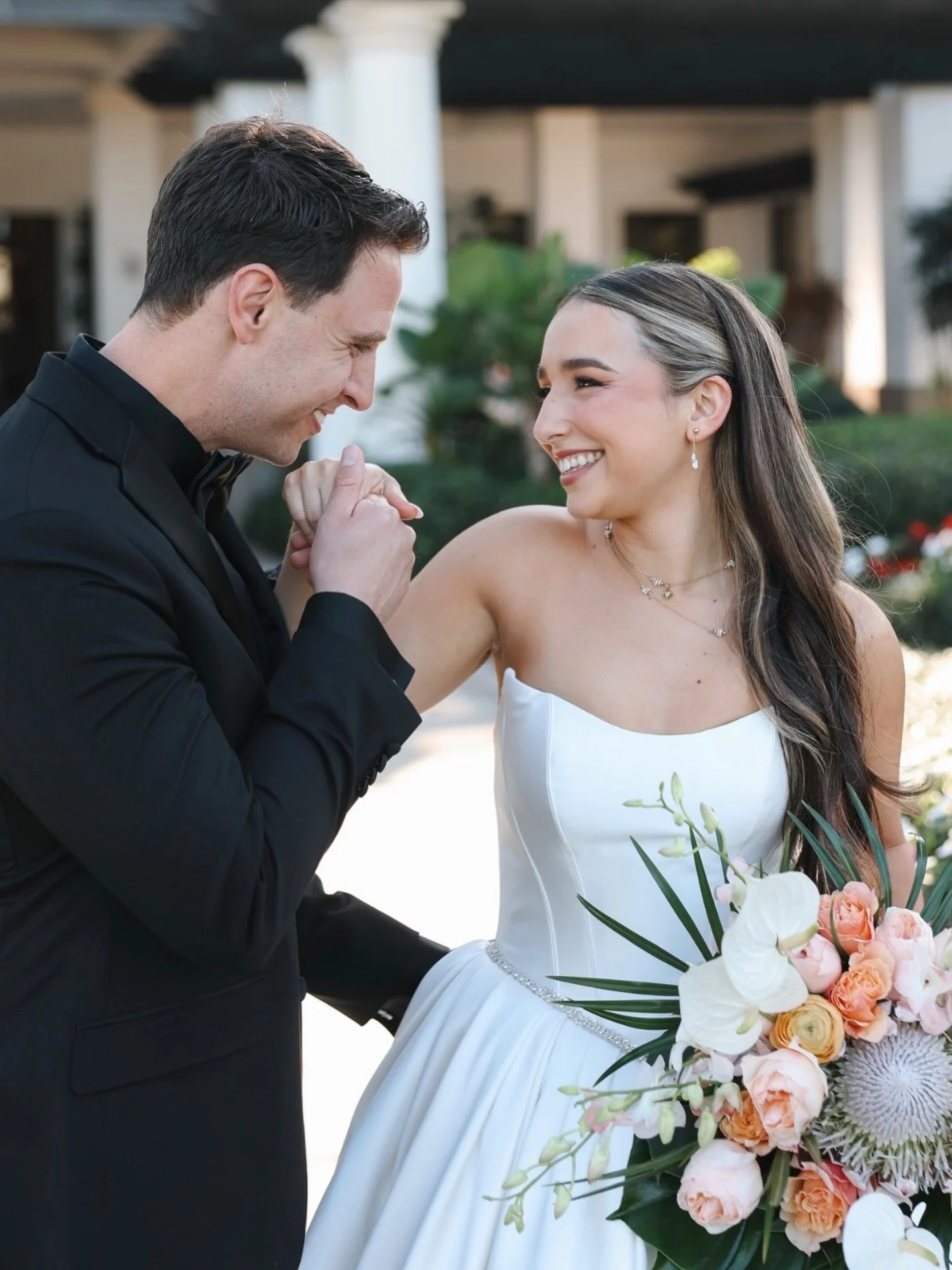 Are these two not just the cutest? Rachel and Biagio tied the knot at @theseagatedelray with an American/ South African fusion representing the two countries the bride and groom come from. 
Their beautiful symbol of unity represented in their florals