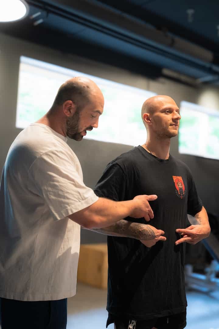 atemtechnik_coaching_klient_im_schwarzen_t_shirt