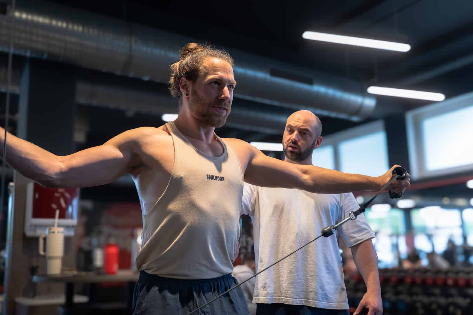 seitheben_coaching_mit_klient_im_tank_top_und_langen_haaren