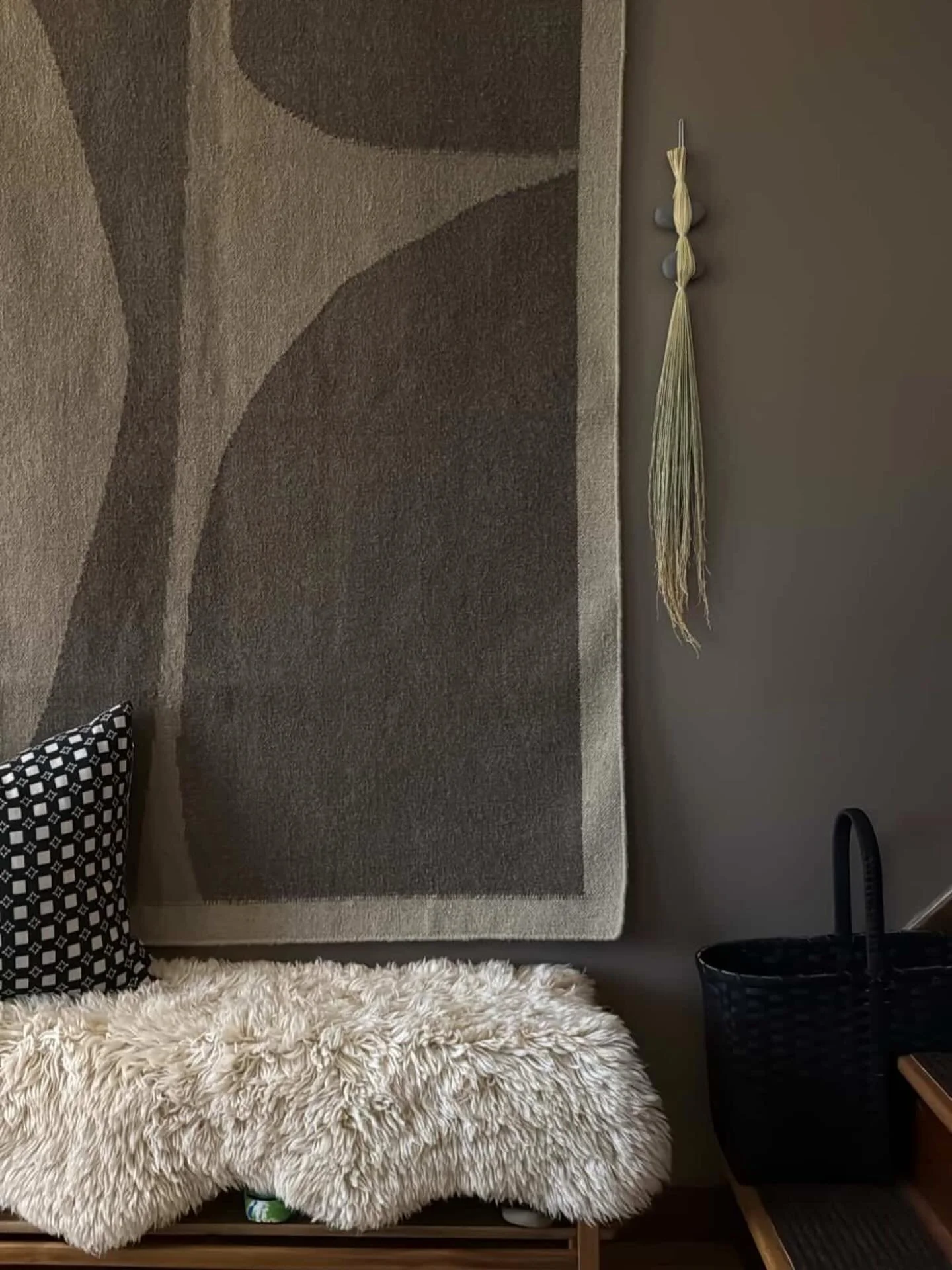 One of our sculptural pieces in @pin.pallet&rsquo;s home 🩶

Homegrown broomcorn
Lake Erie beach stones
Seagrass

Working on a new batch for @fieldandsupply (where you can also shop @pin.pallet work!)
May 29-31 
Kingston, NY