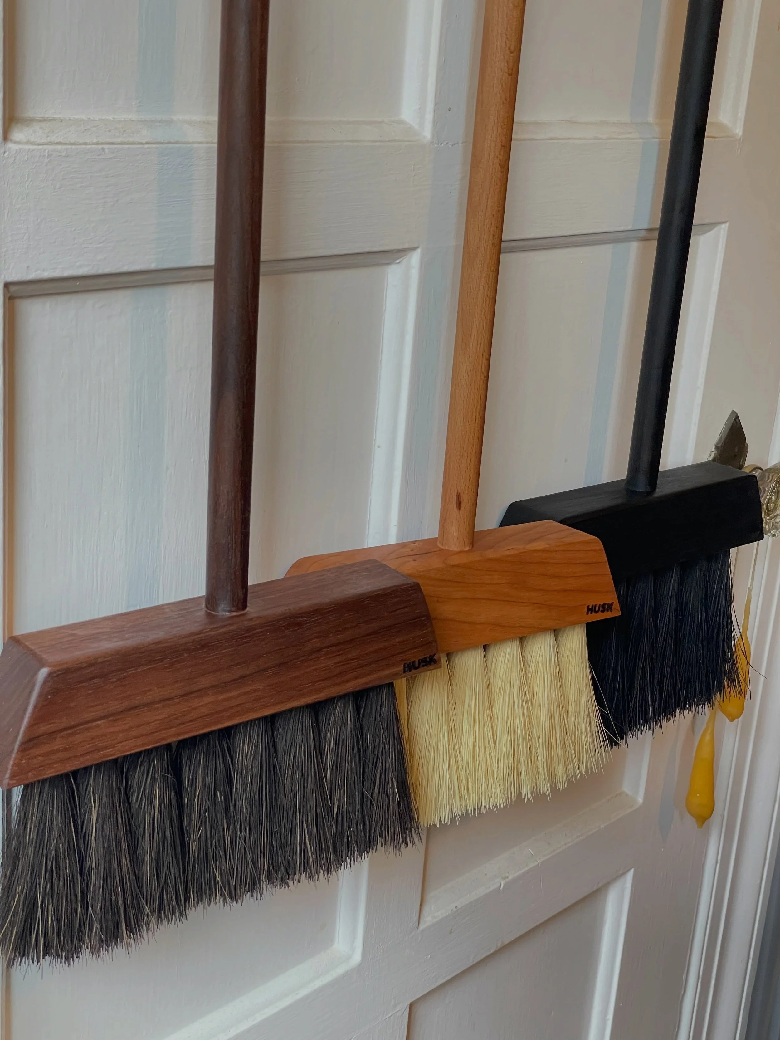 Ebonized walnut broom options now available for studio brooms! 🌚

Also new to the studio broom world-customization! Choose your handle and choose your fiber. We love choice! 

The Ebonized walnut with the black tampico or broomcorn is really reining