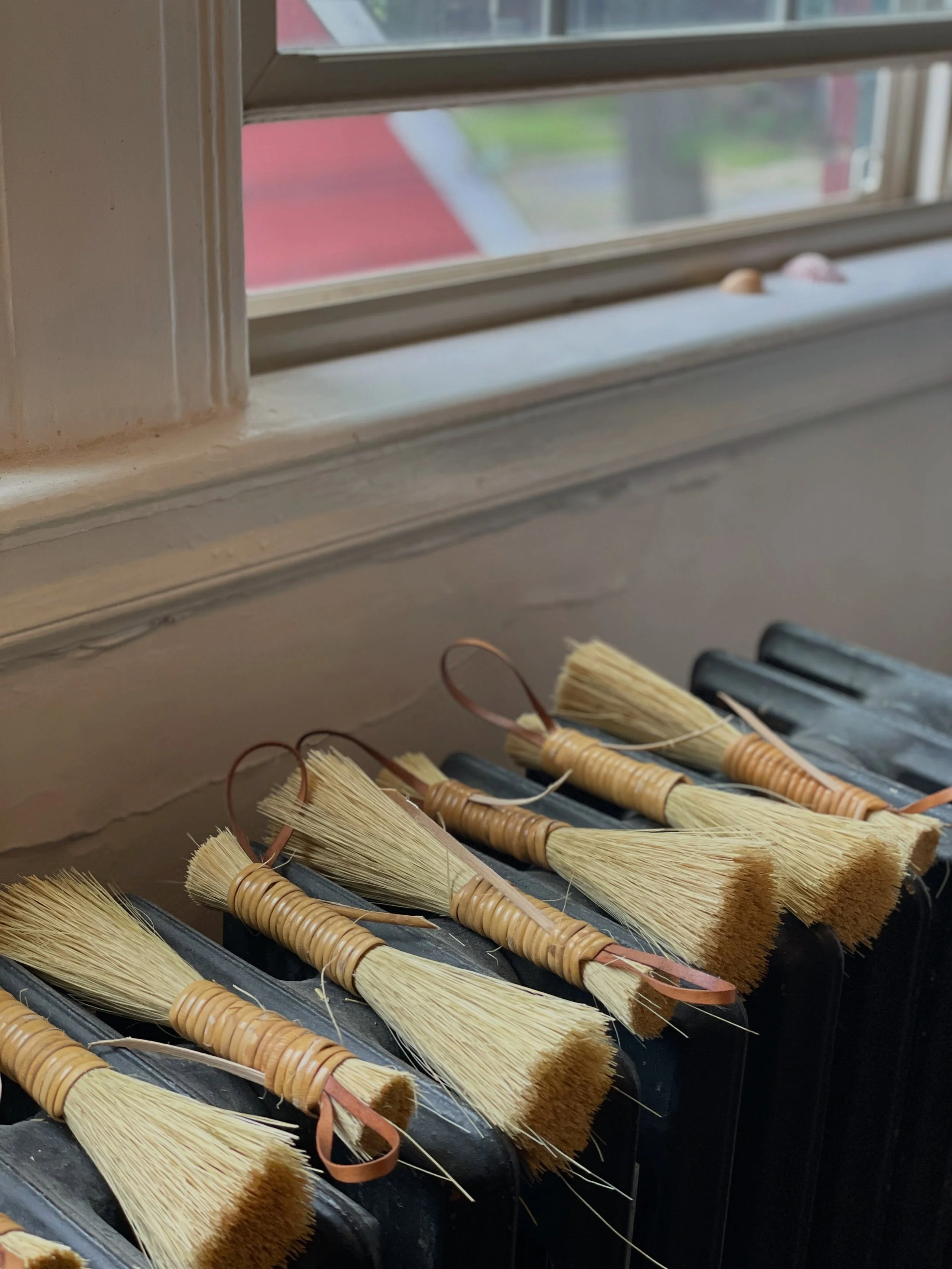 The cane dusters.

A handy dandy brush to clean waxed barn coats, interior of leather bags, around potted plants, and that space between the kitchen counter and stovetop..just to give y&rsquo;all some ideas. 

Made from plants 🌱 

#wip #cane #tampic