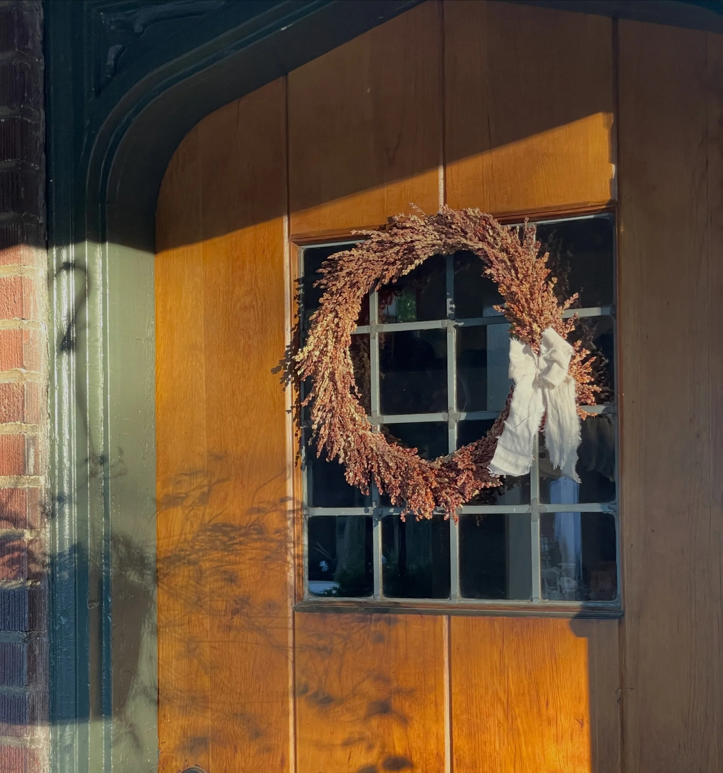 Broomcorn wreaths now on the website 🌾

Made with dried broomcorn grown in Pittsburgh, Pa by @tinyseedfleurs 

15&rdquo; width